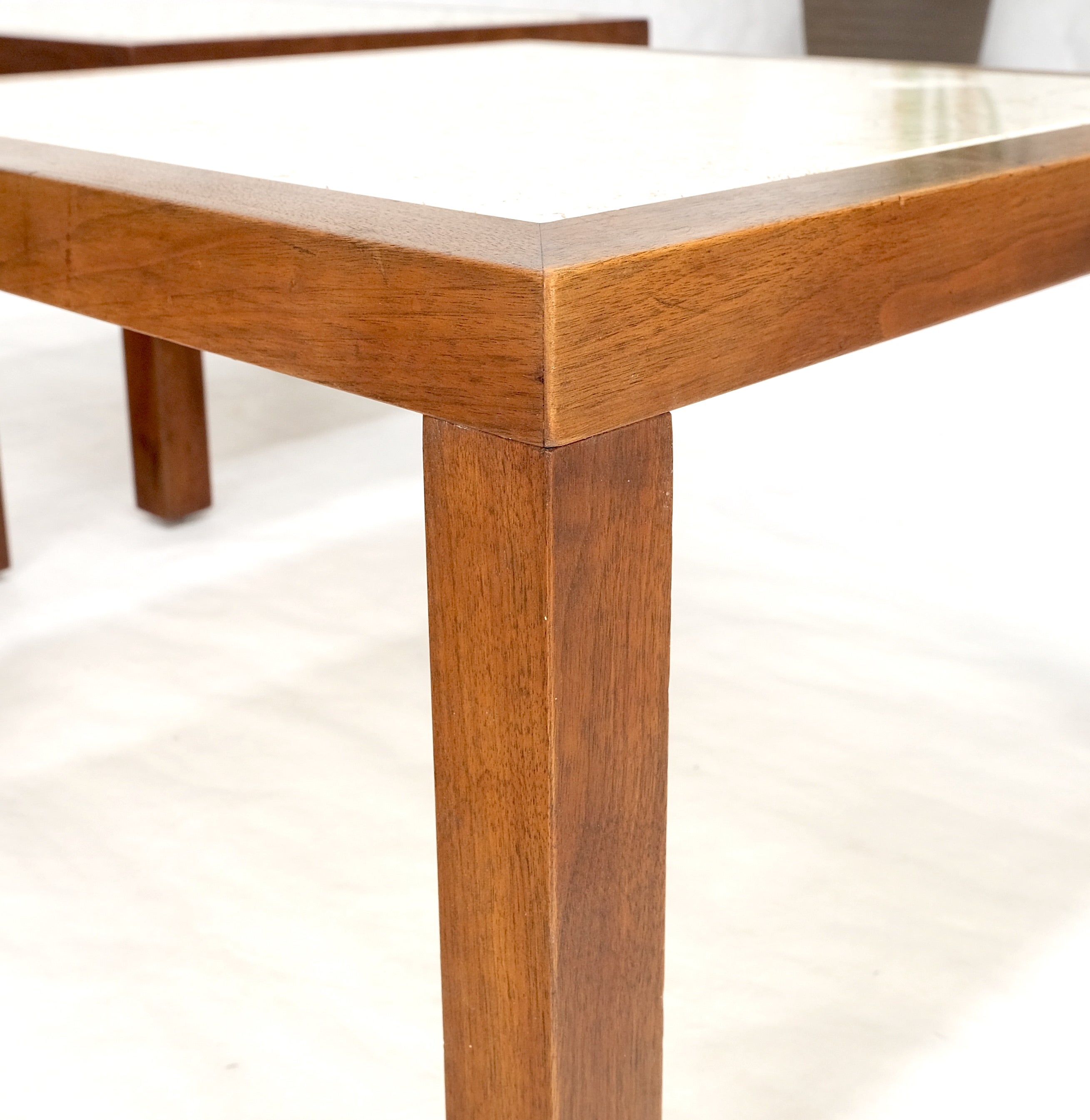 Satz von Mid Century Massivholz Nussbaum Basen Travertin Tops Ende Seite Beistelltische (Moderne der Mitte des Jahrhunderts) im Angebot