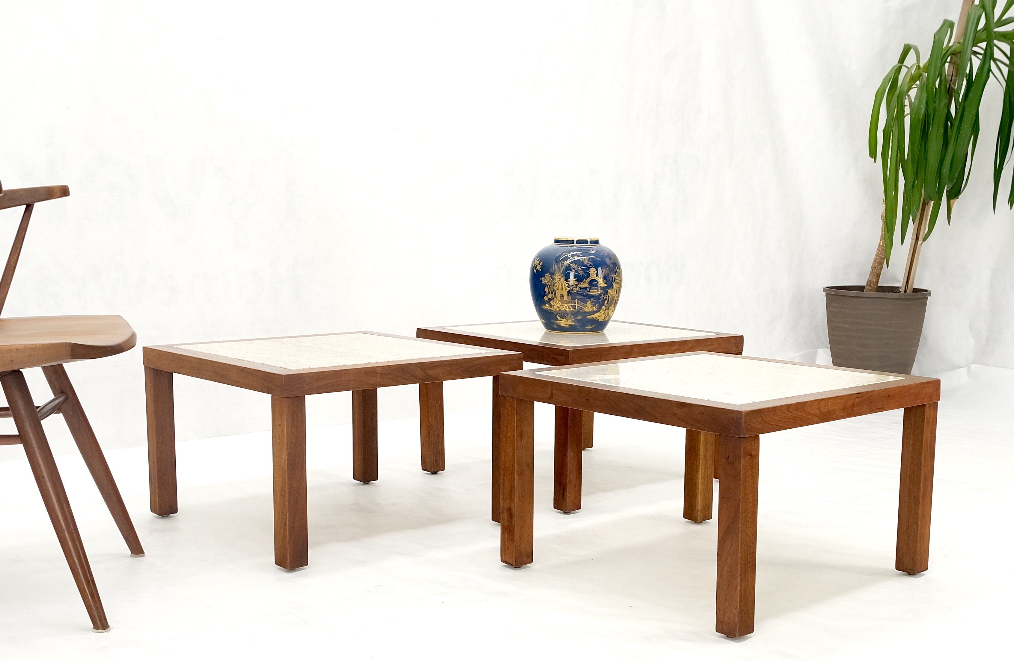 Satz von Mid Century Massivholz Nussbaum Basen Travertin Tops Ende Seite Beistelltische (20. Jahrhundert) im Angebot