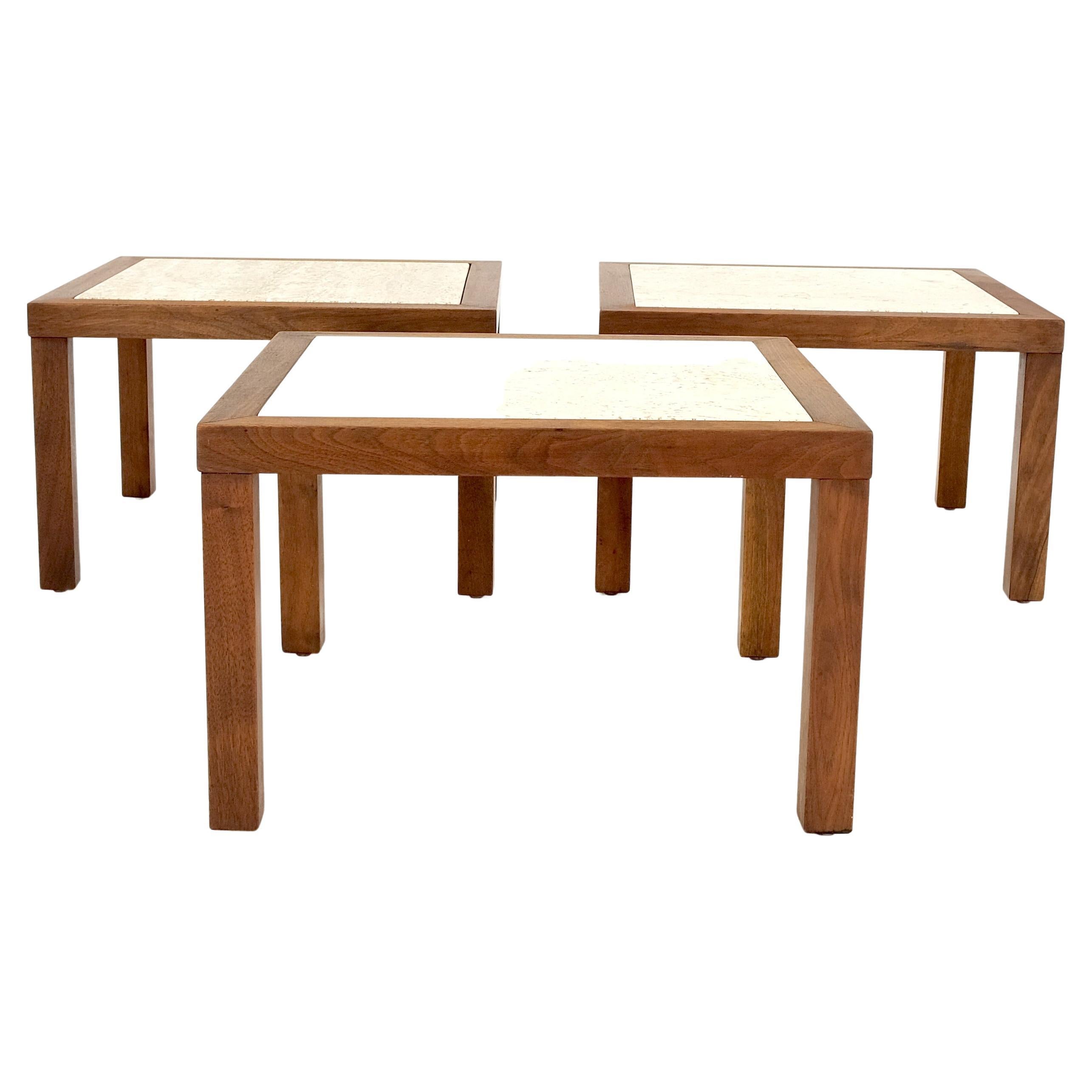 Satz von Mid Century Massivholz Nussbaum Basen Travertin Tops Ende Seite Beistelltische im Angebot 2
