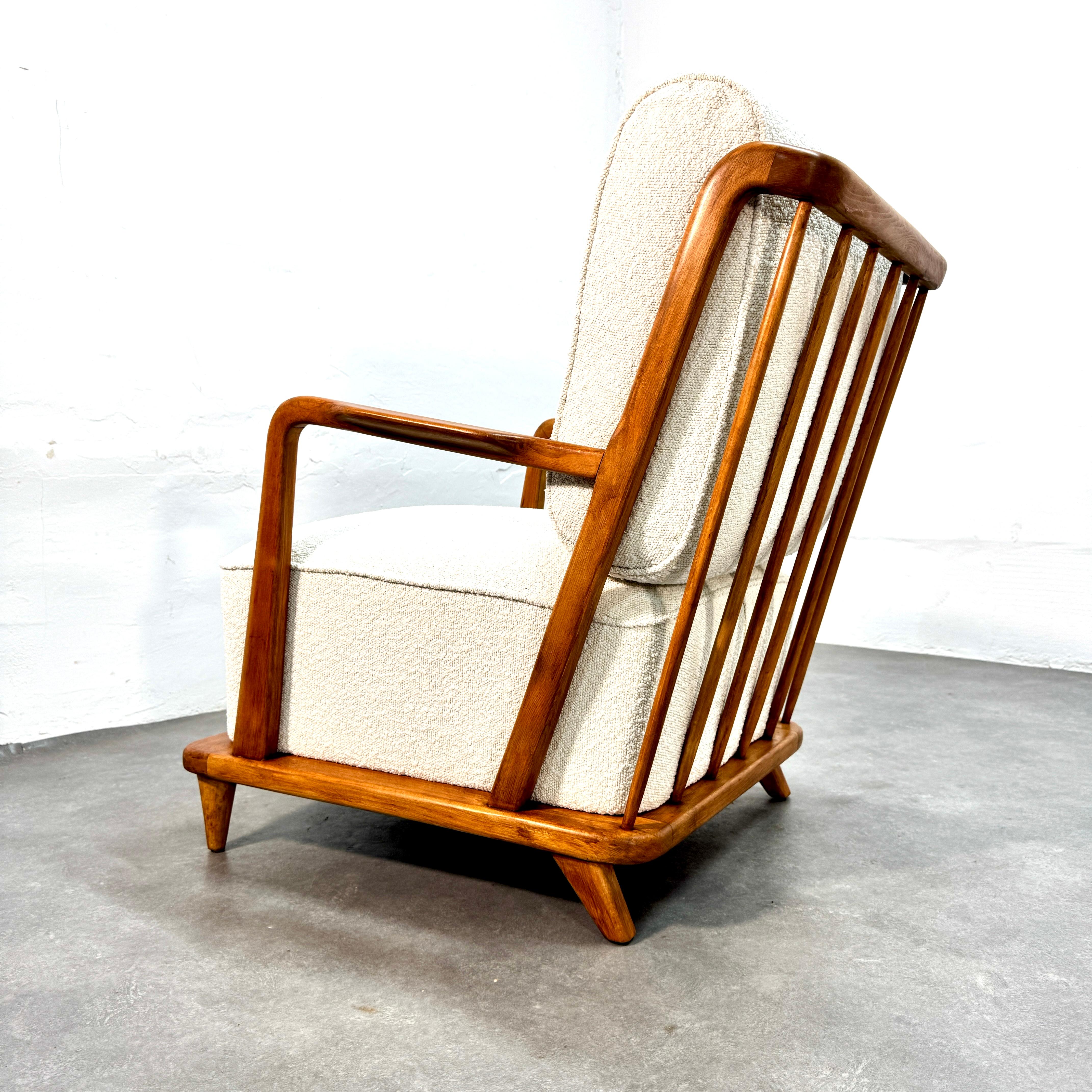 Mid-Century Modern Set of Mid-Century spindle back cherrywood loungechairs.