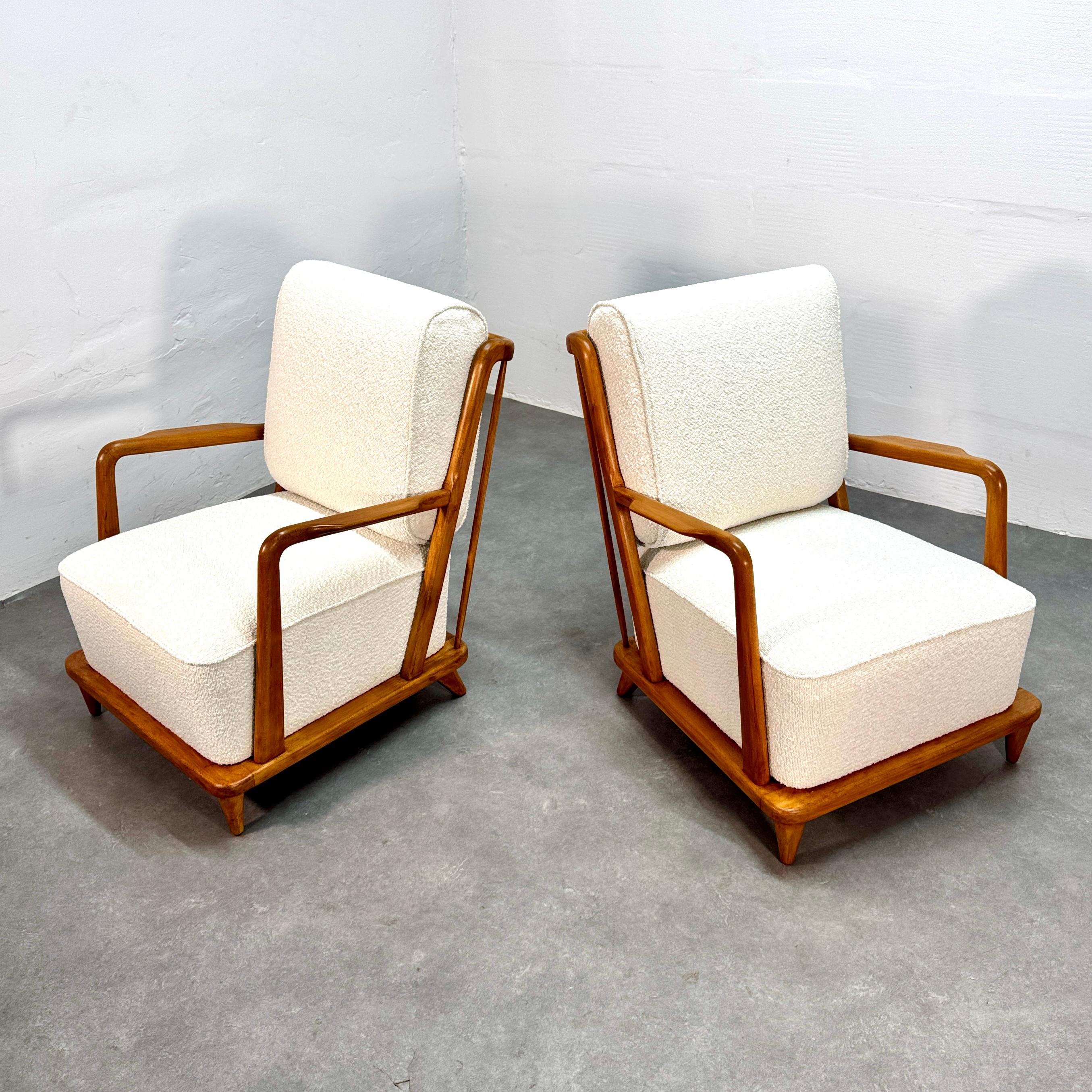 Set of Mid-Century spindle back cherrywood loungechairs. In Excellent Condition In CASTENRAY, NL