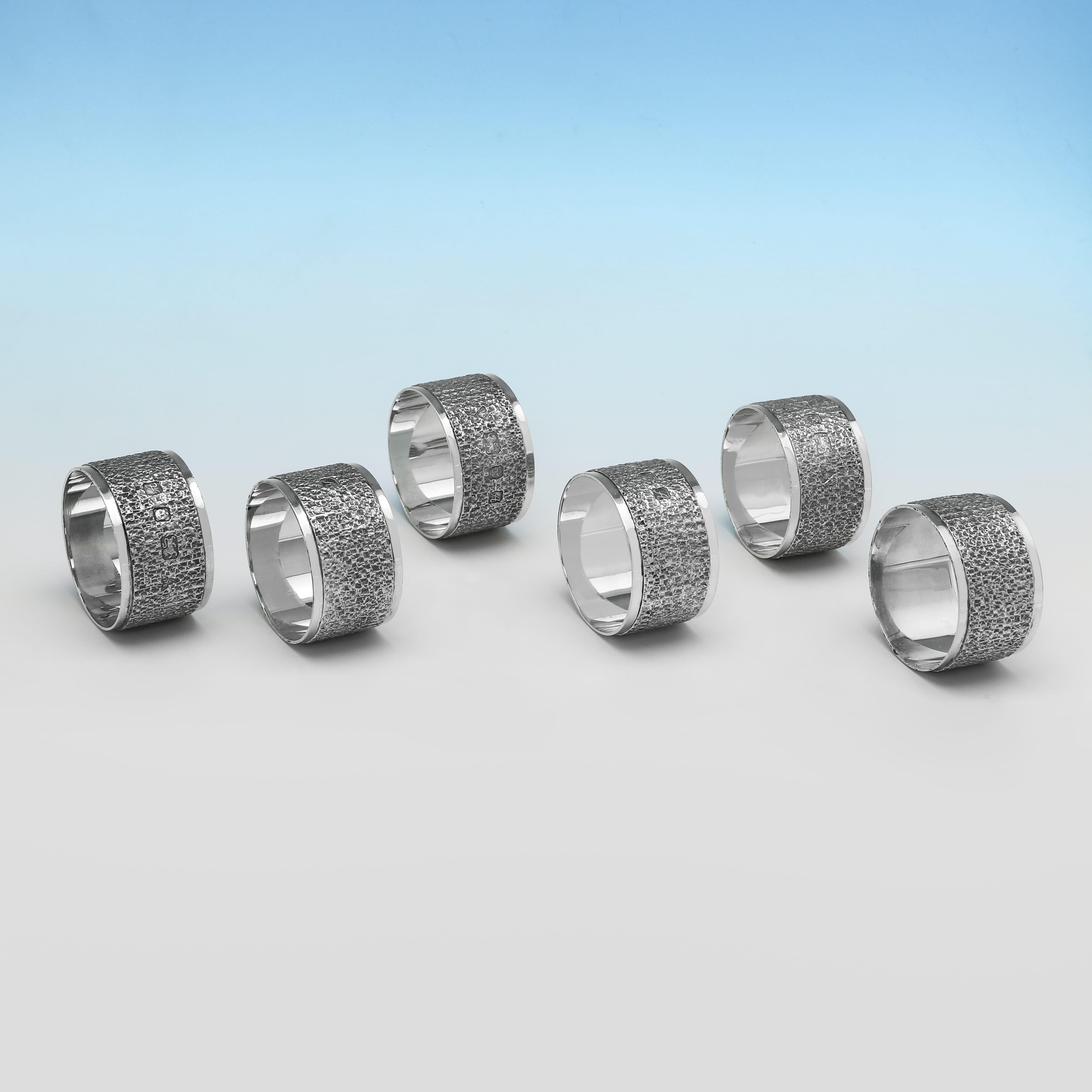 Questo bel set di 6 portatovaglioli in argento Sterling del periodo di Elisabetta II, marchiato a Londra nel 1975 da Brian Leslie Fuller, presenta una decorazione strutturata ed è presentato nella sua scatola originale. Ogni portatovagliolo misura