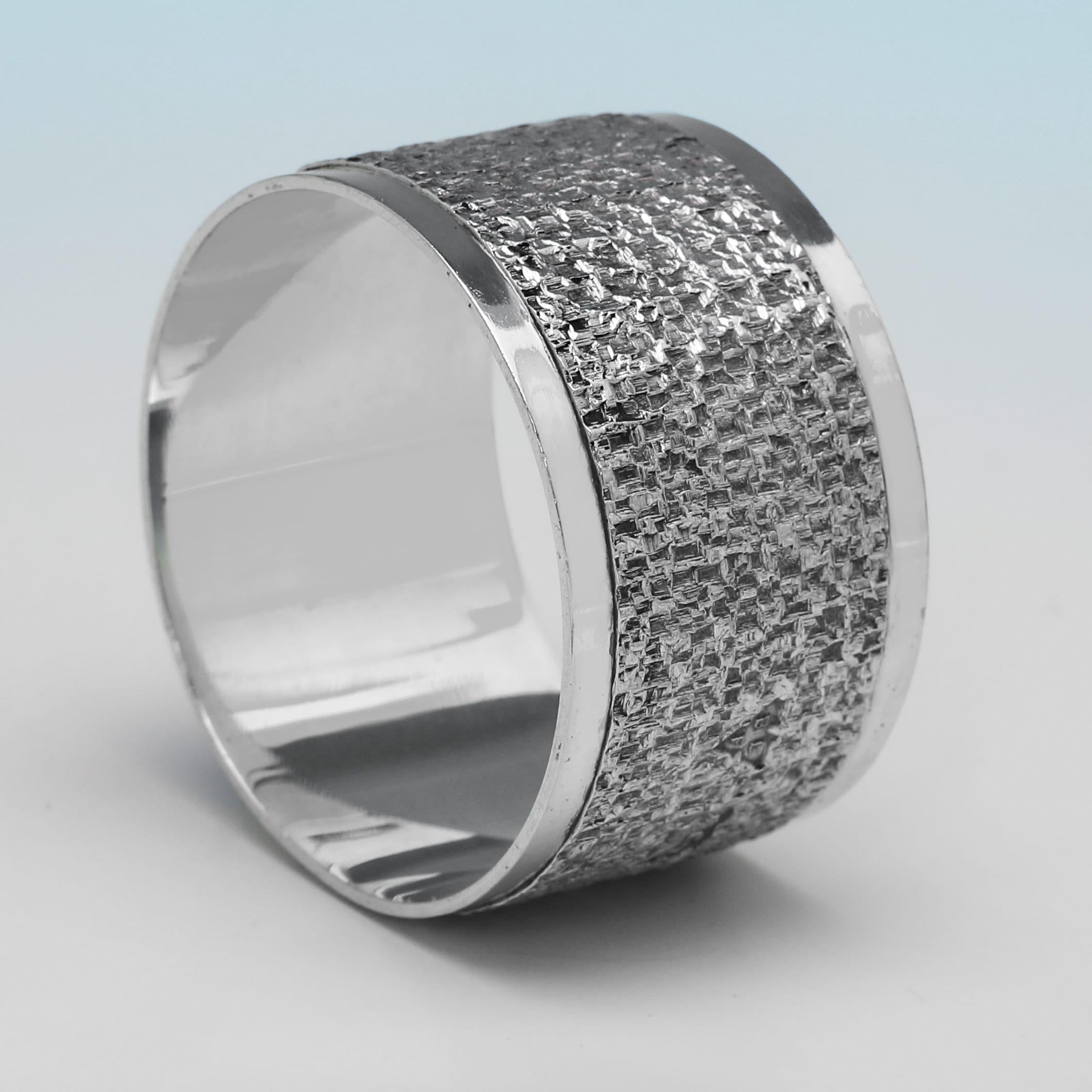 Inglese Set di portatovaglioli in argento sterling di metà secolo realizzati da Brian Leslie Fuller nel 1975 in vendita