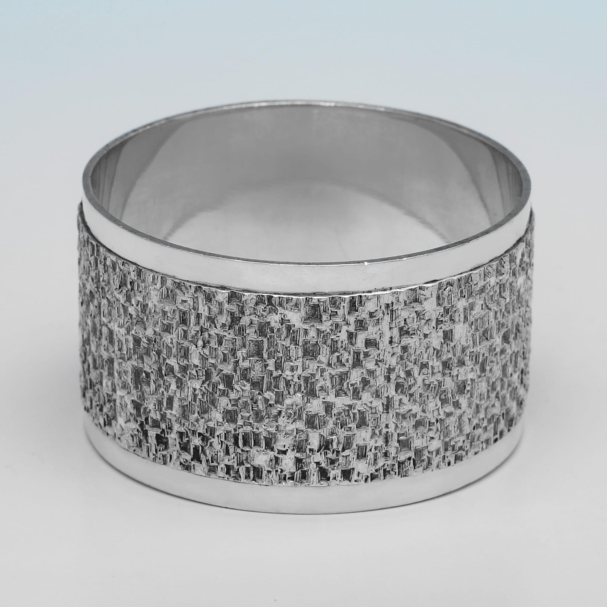 Set di portatovaglioli in argento sterling di metà secolo realizzati da Brian Leslie Fuller nel 1975 In condizioni buone in vendita a London, London