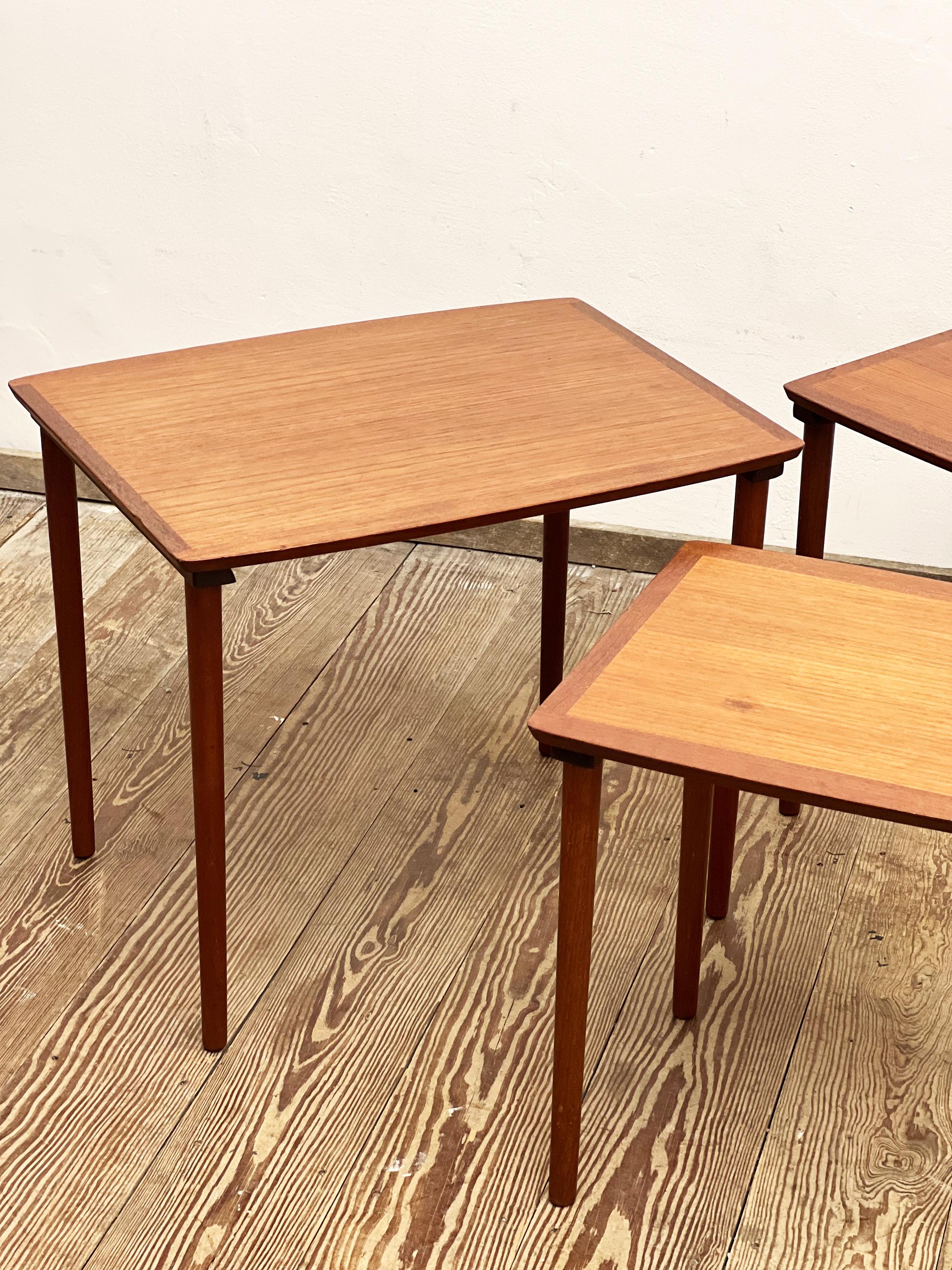 Set of Mid Century Teak boat-shaped Nesting, Coffee or Sofa Tables, 1960s In Good Condition For Sale In München, Bavaria