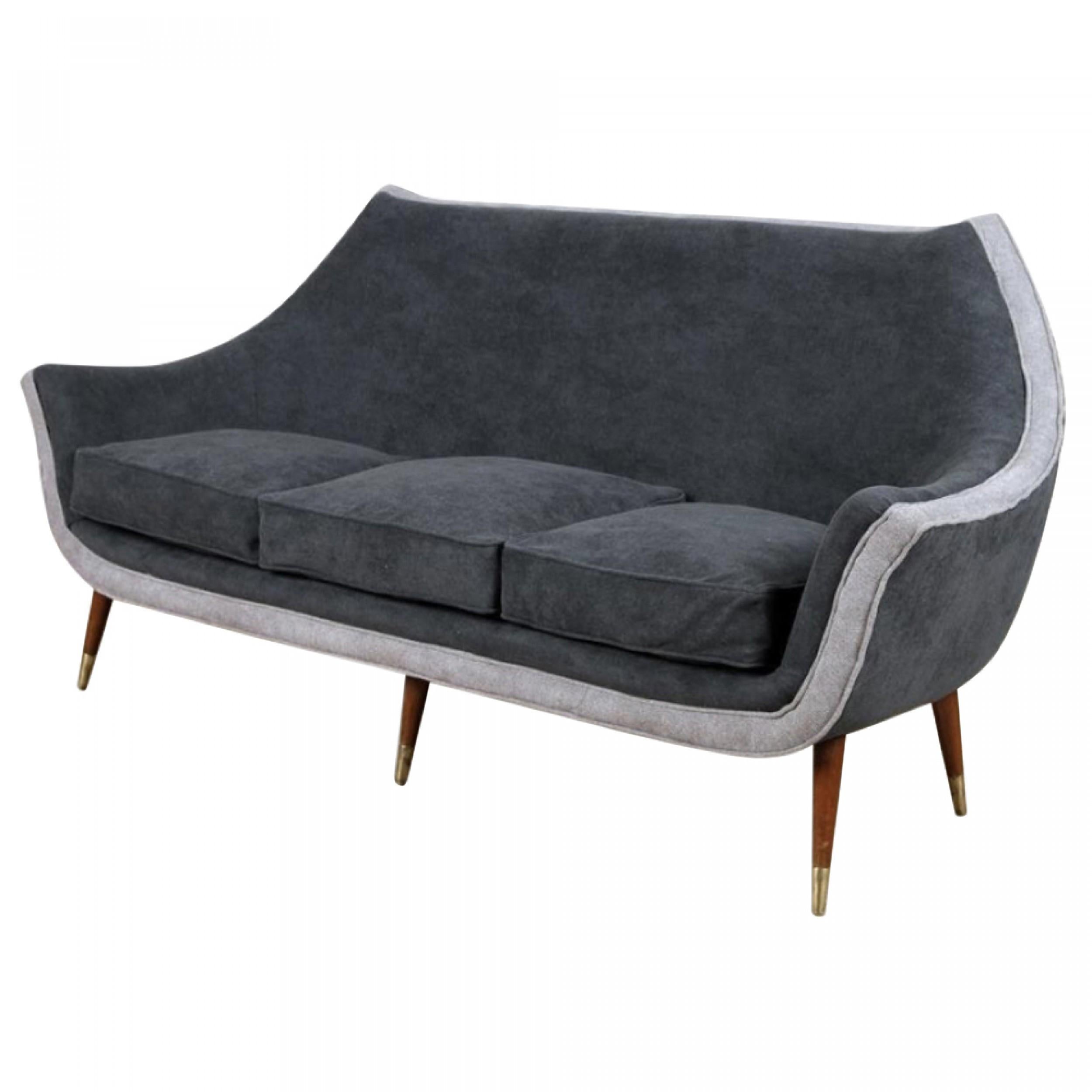 ENSEMBLE DE 3 salons du milieu du siècle comprenant un canapé 3 places et une paire de fauteuils / club avec revêtement en tissu gris bicolore, pieds en bois et pieds en laiton accentués (dans le style d'ADRIAN PEARSALL, vers 1950)(Canapé 70 