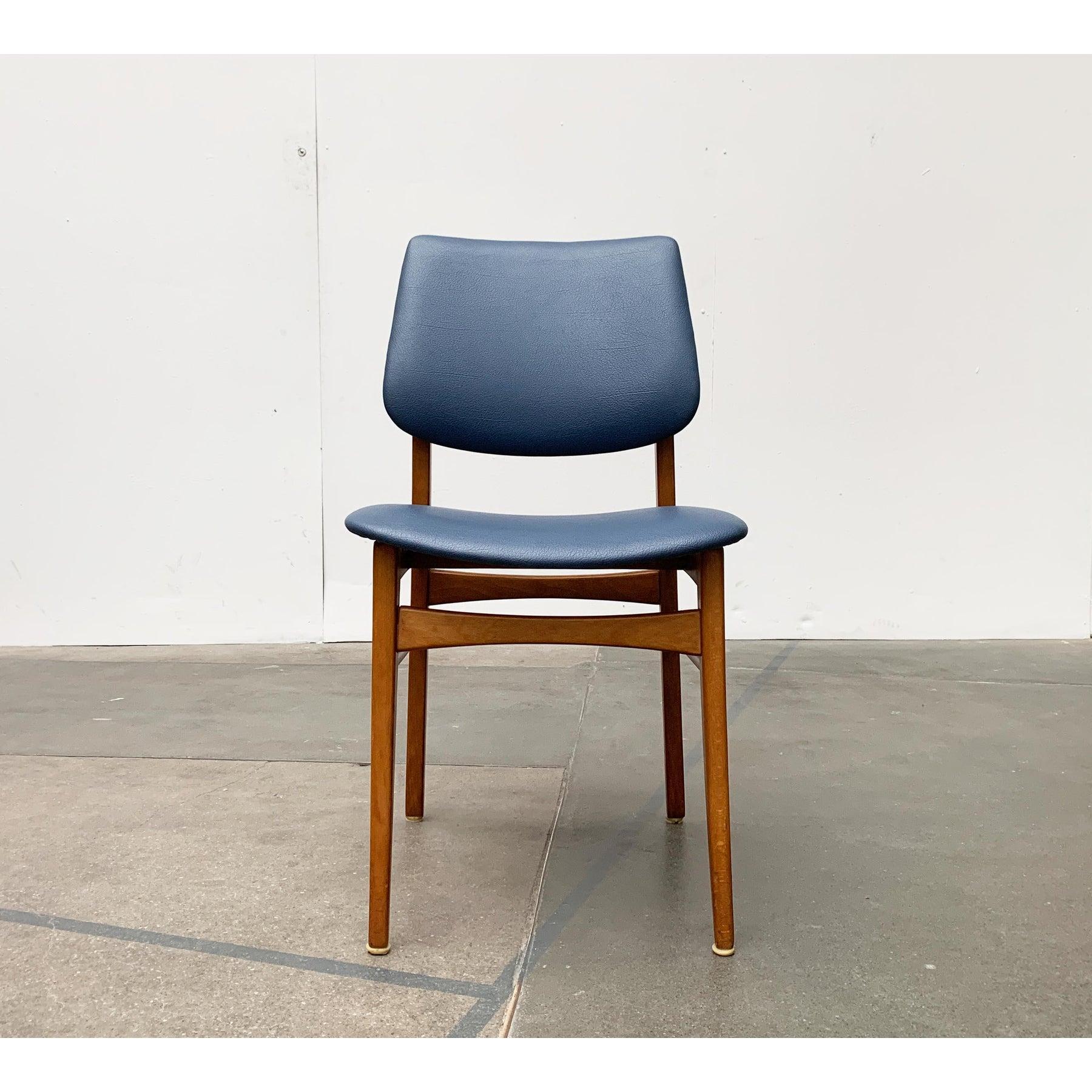 Eleganti sedie del Mid Century con rivestimento in similpelle blu. La struttura delle sedie è composta da elementi in legno massiccio. ... Leggi tutto Eleganti sedie di metà secolo con rivestimento in similpelle blu. La struttura delle sedie è