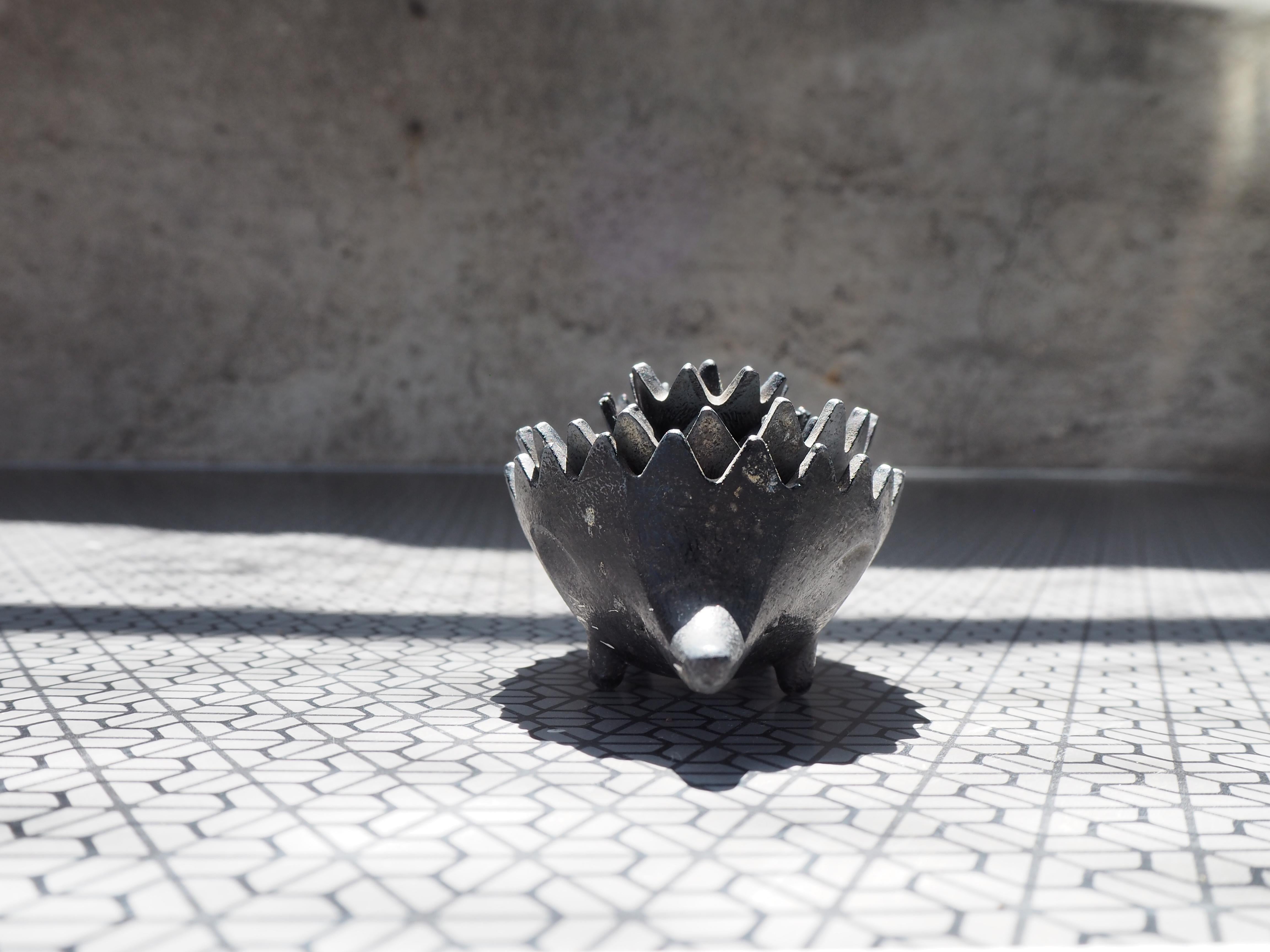 Made from cast iron
Set Ashtrays
From Czechoslovakia
in original condition with scratches and little damages