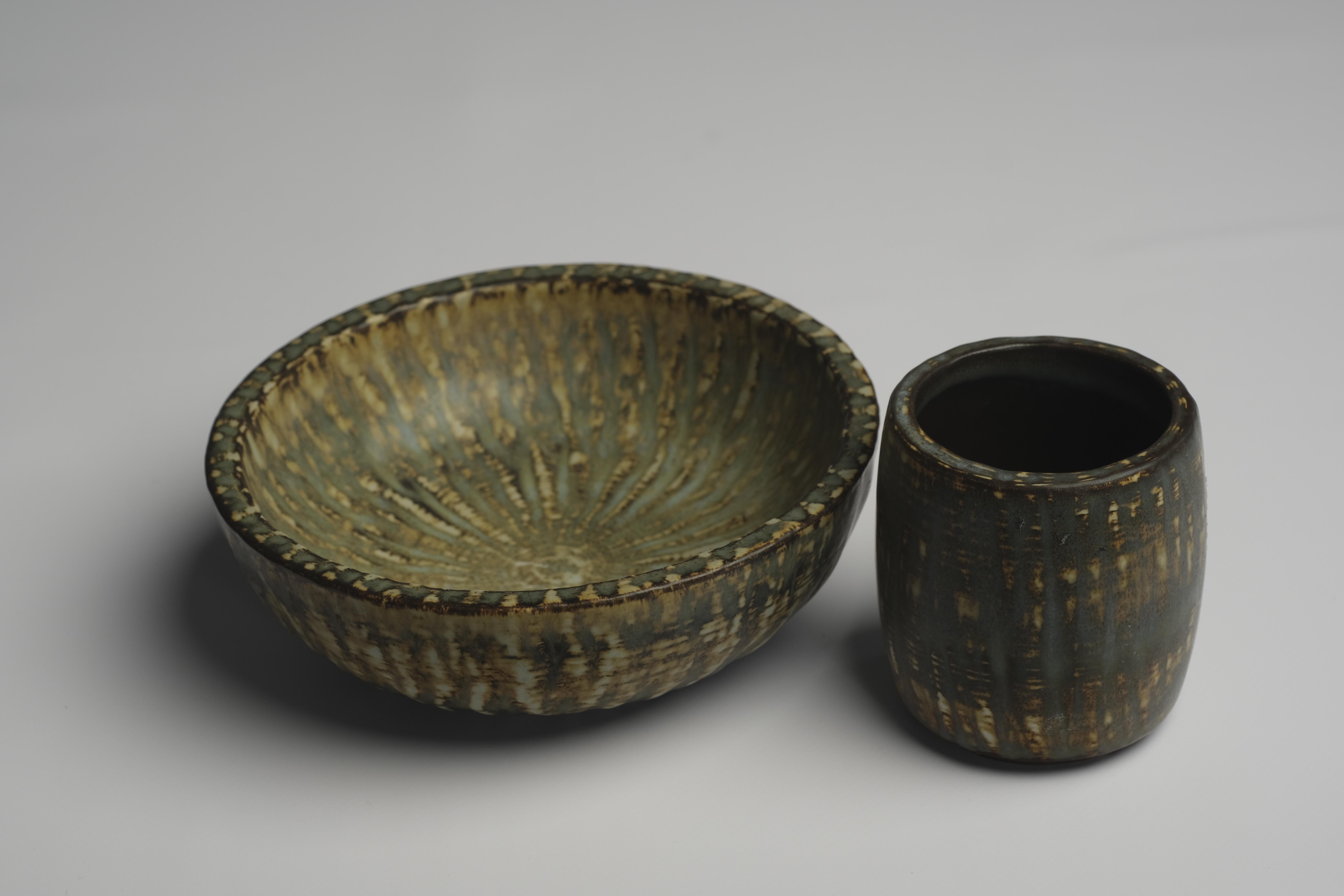 Two midcentury ceramic bowls designed and signed by Gunnar Nylund (1904-1997) for Rörstrand. Earthy wabi-sabi color and texture. 

Dimensions, diameter x height:
16 x 5.5cm and 7.2 x 8.5cm.