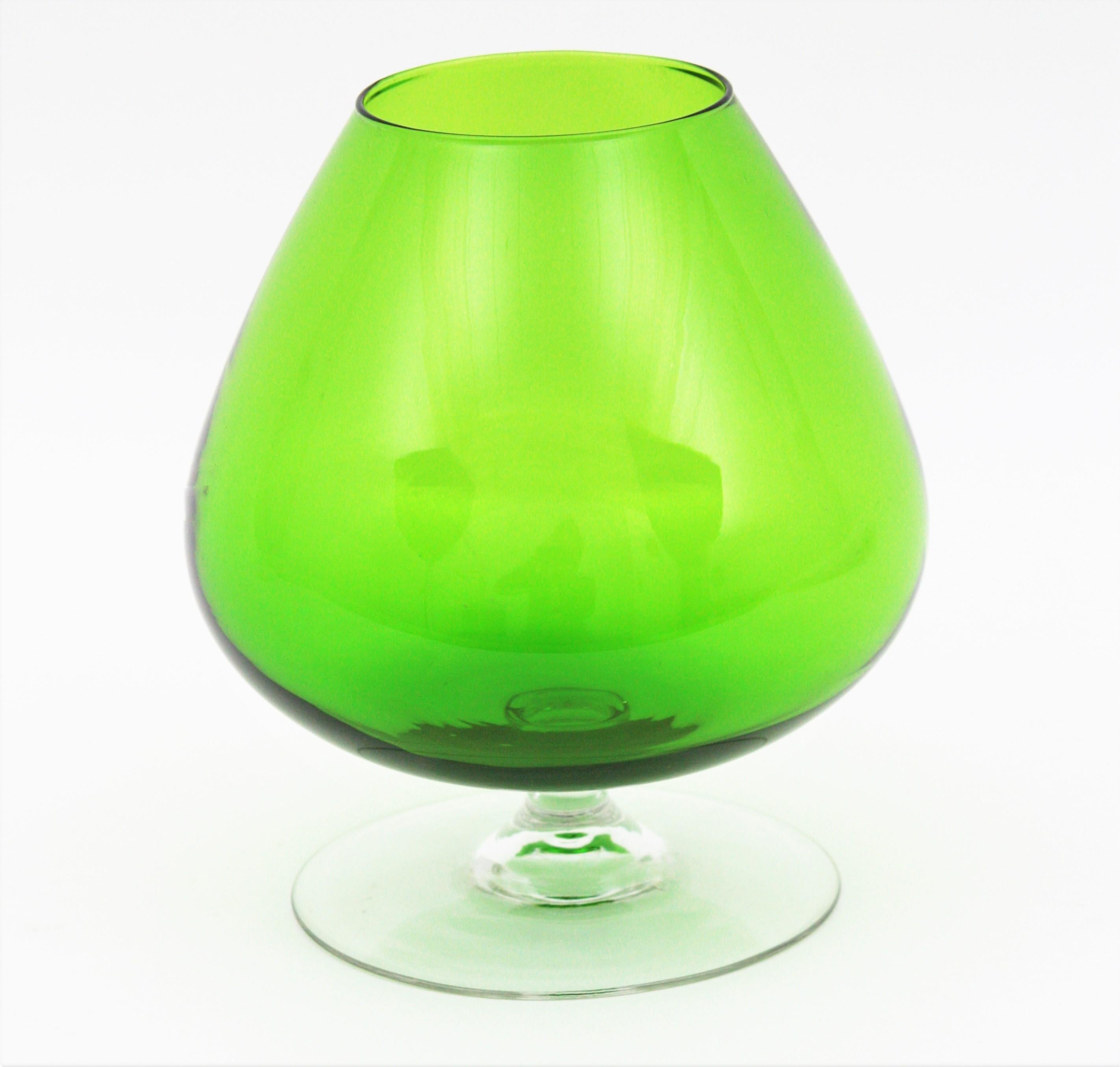 Übergroße Cocktailgläser aus der Jahrhundertmitte, Satz mit drei Gläsern (Glas) im Angebot