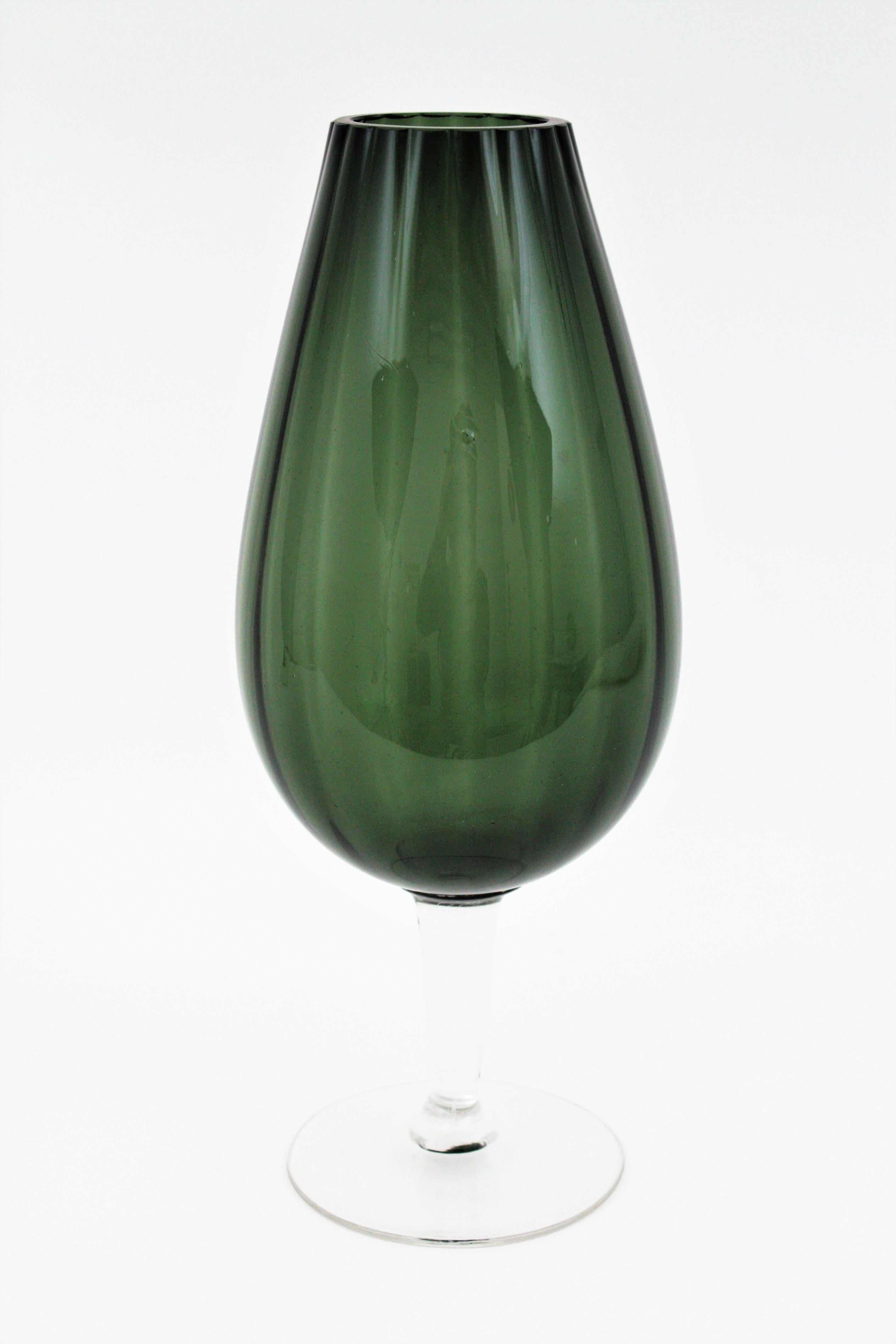 Übergroße Cocktailgläser aus der Jahrhundertmitte, Satz mit drei Gläsern im Angebot 1