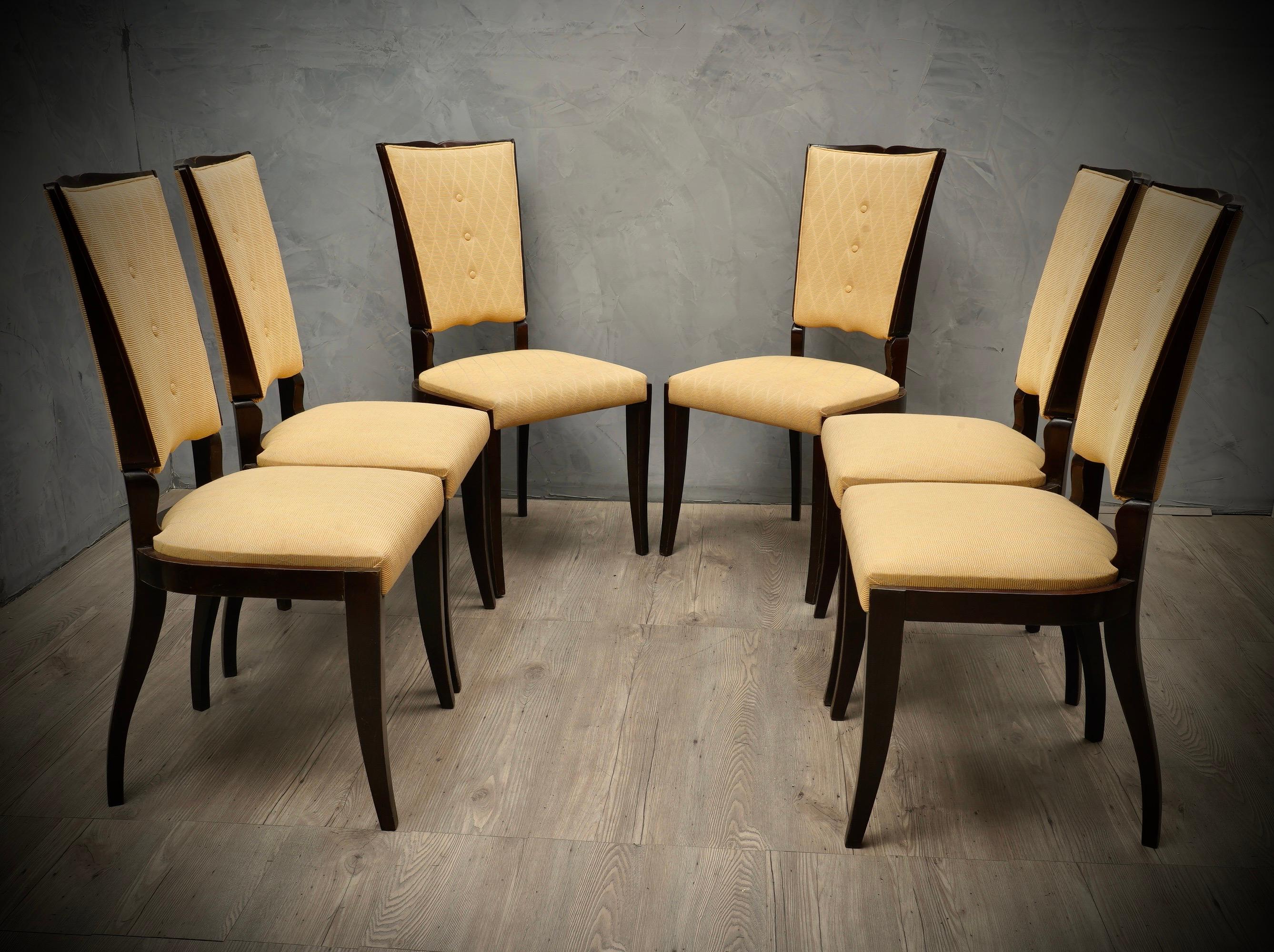 Satz von sechs Stühlen im schönen Design der 1940er Jahre im charakteristischen italienischen Stil von Paolo Buffa, Vittorio Dassi und Osvaldo Borsani, mit Säbelbeinen und geformter Rückenlehne. Originalität und Stil für diese Stühle, die für eine