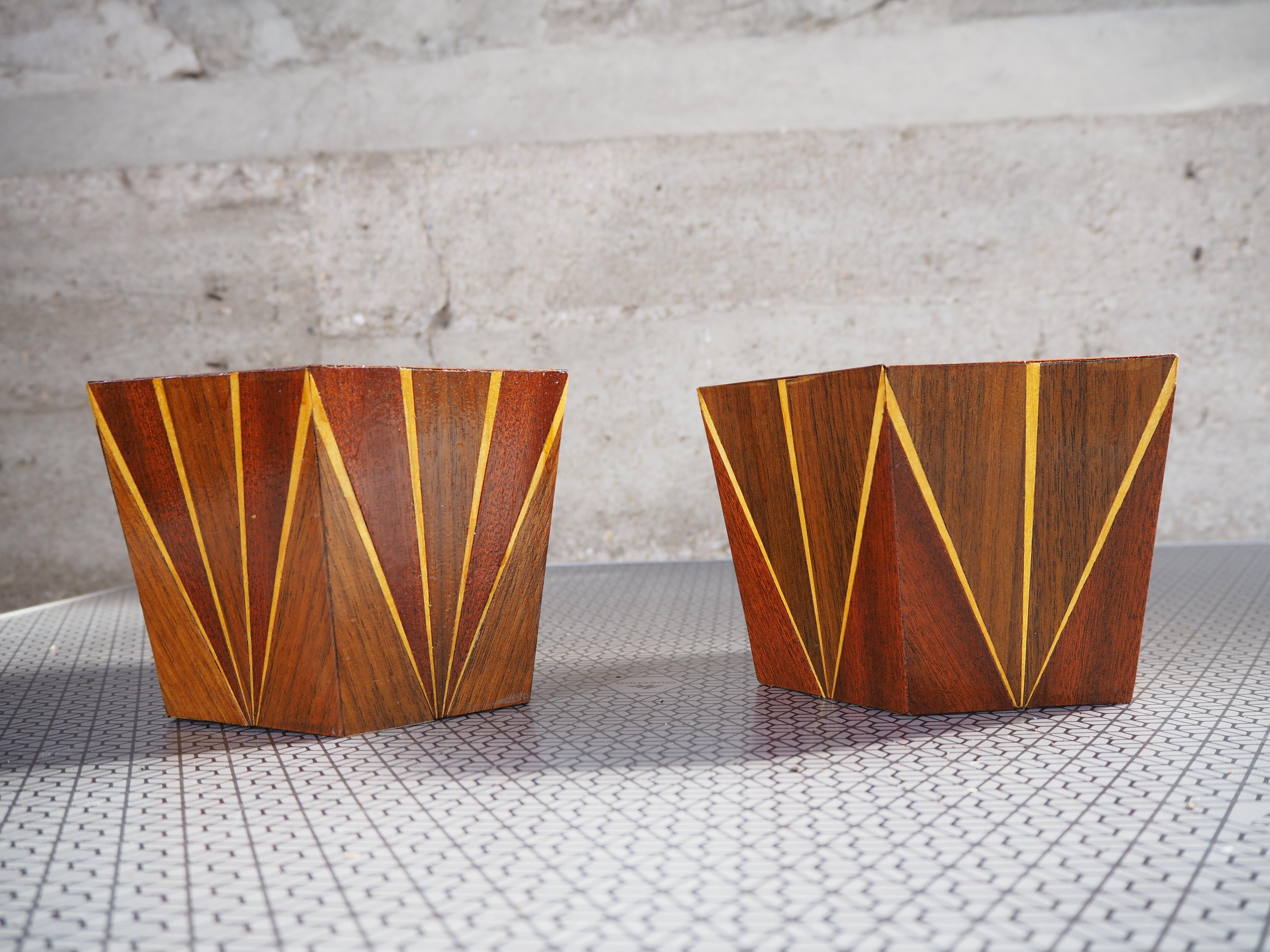 Hecho de Más Madera
buen estado original
para flores o velas
No utilizar con agua


