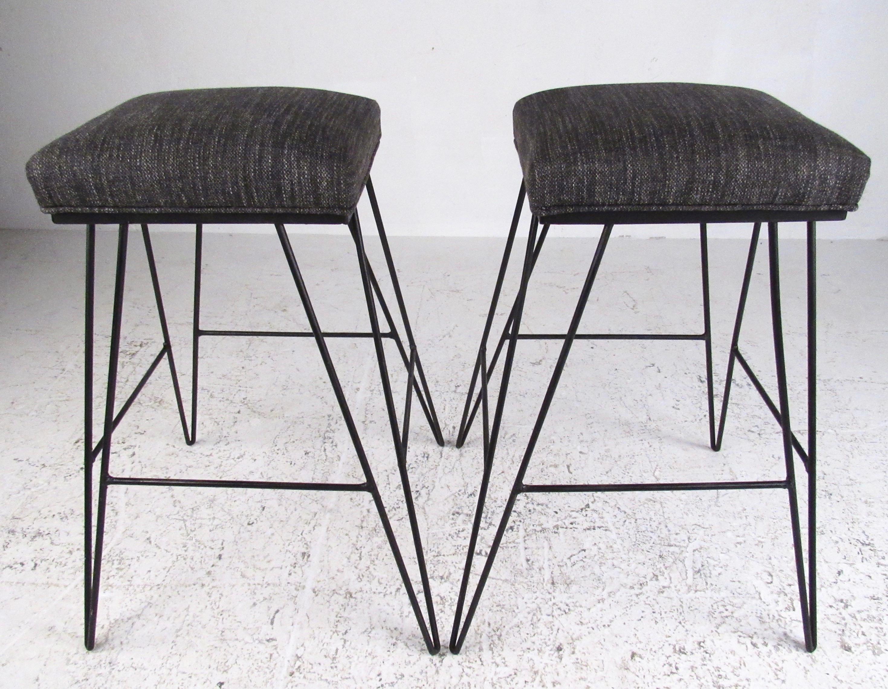 Mid-Century Modern Set of Midcentury Hairpin Barstools For Sale