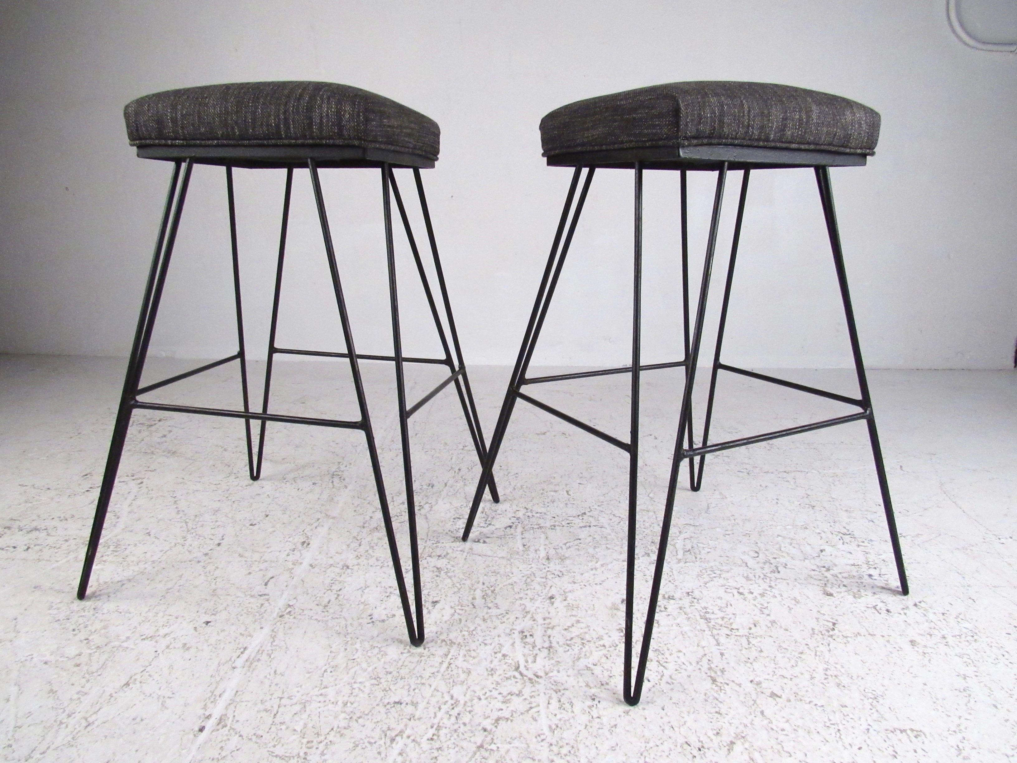 Set of Midcentury Hairpin Barstools In Good Condition For Sale In Brooklyn, NY