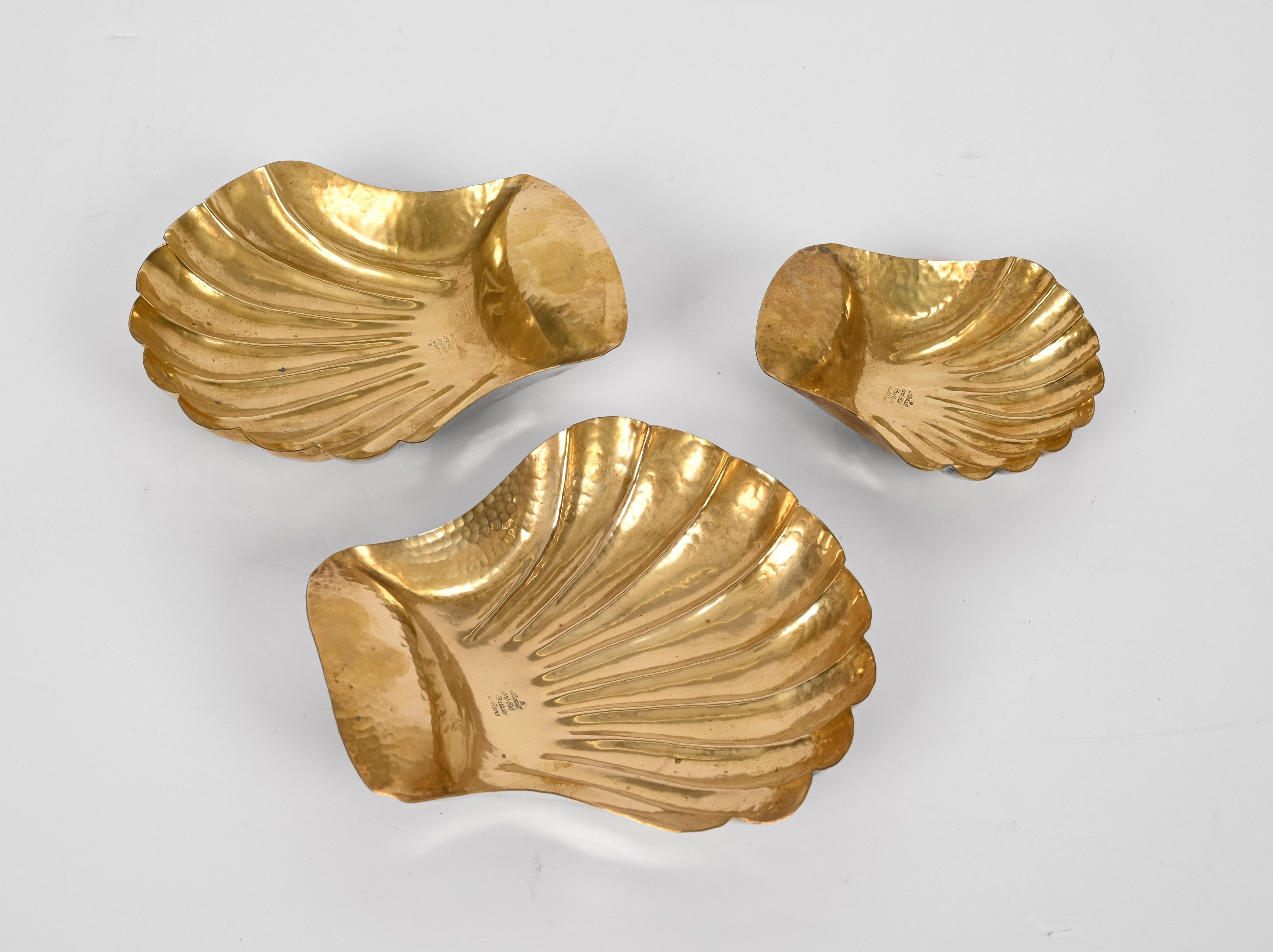 Amazing midcentury set of three shell shaped bowls in solid brass. This delightful piece was designed in Italy during the 1970s for Metal Art PD.

The peculiarity of this article is that, as can be seen from the lower Italian words in the