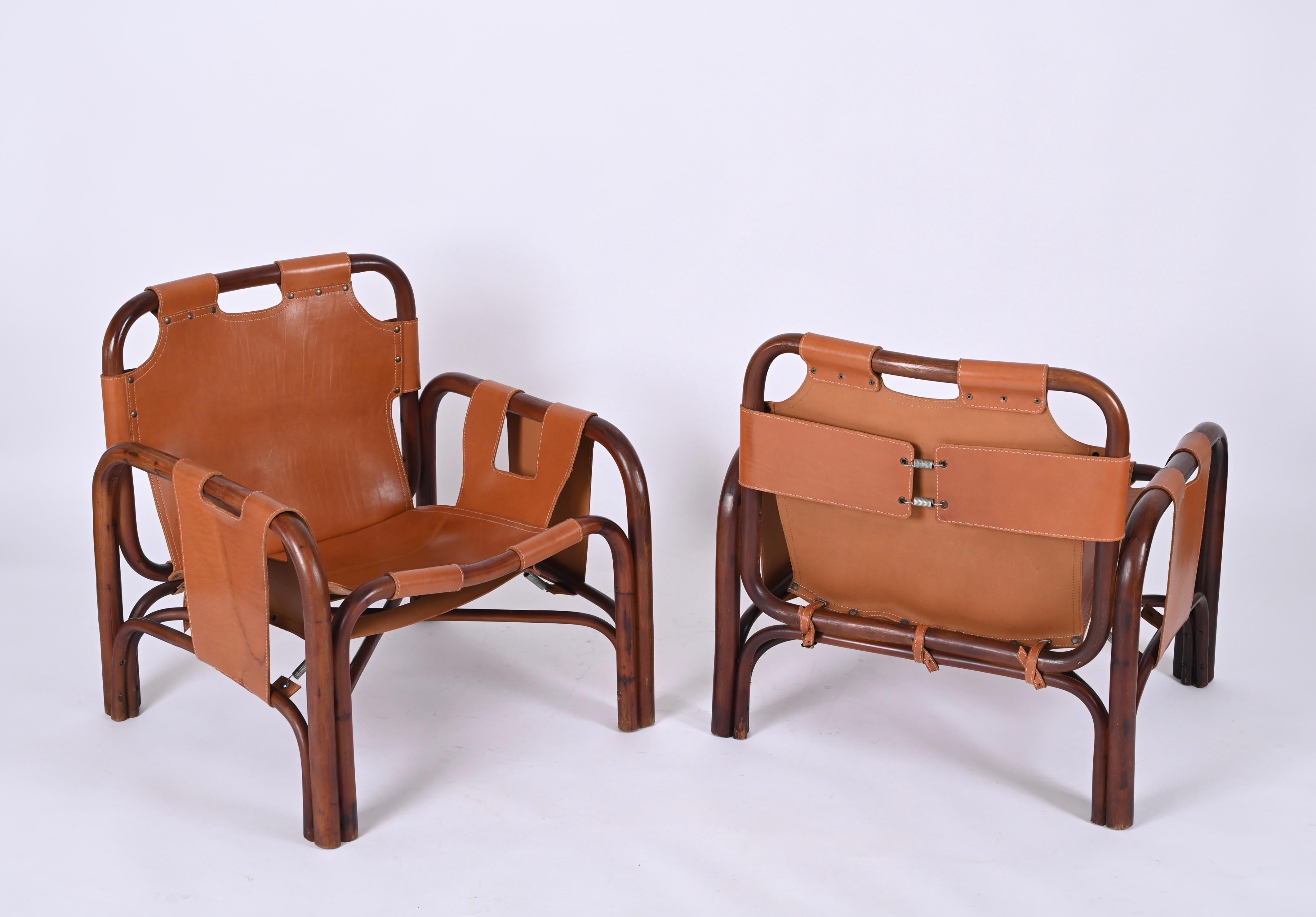 Mid-Century Modern Ensemble de fauteuils et tables italiens en bambou et cuir du milieu du siècle dernier, années 1960 en vente