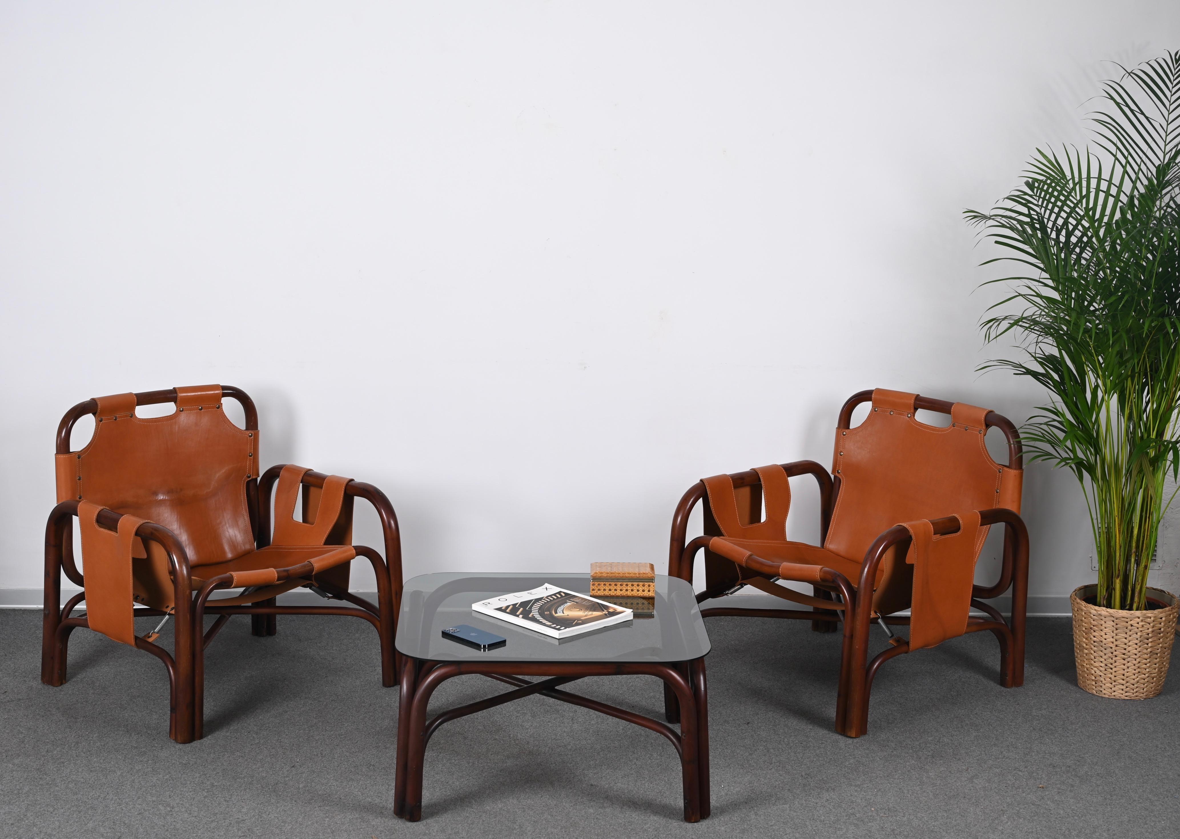 Set of Midcentury Pair of Bamboo and Leather Italian Armchairs and Table, 1960s In Good Condition For Sale In Roma, IT