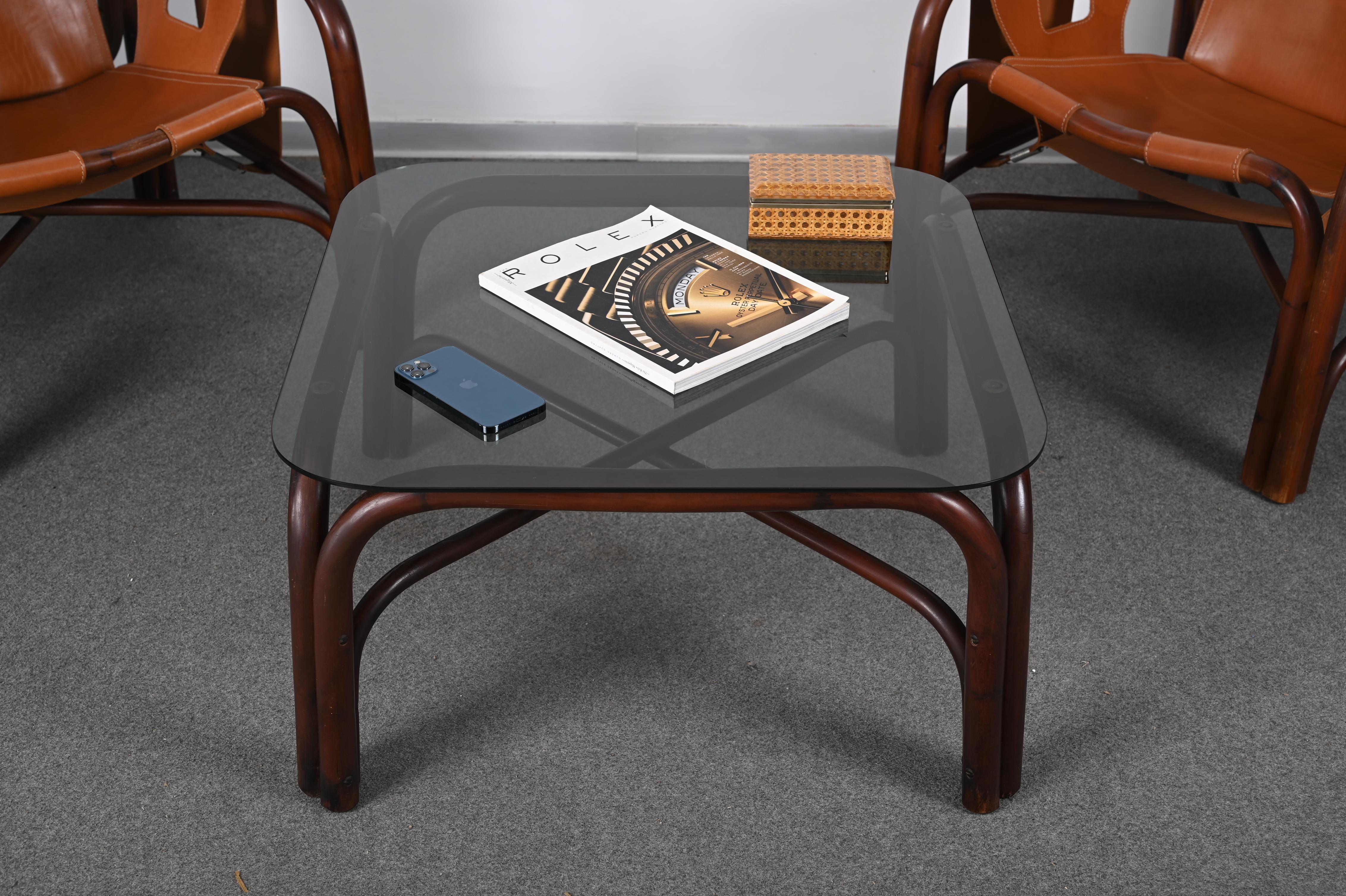 Set italienischer Sessel und Tisch aus Bambus und Leder aus der Mitte des Jahrhunderts, 1960er Jahre (20. Jahrhundert) im Angebot