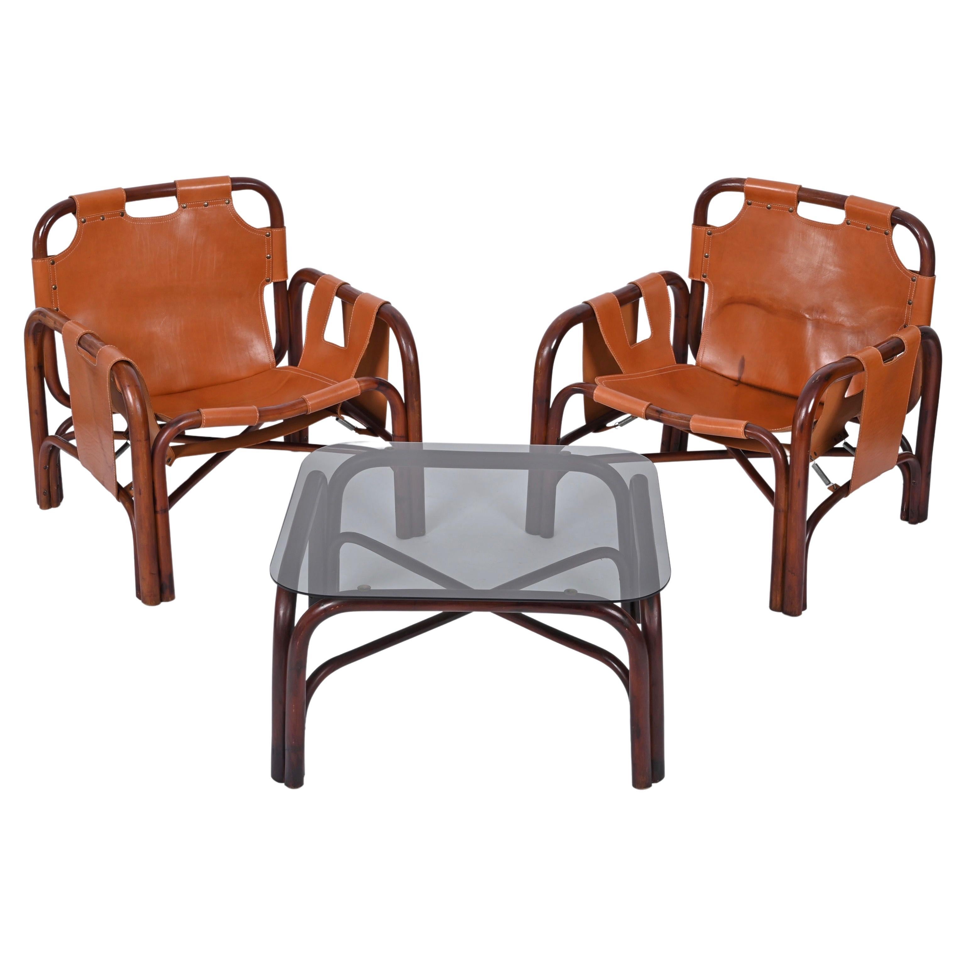 Ensemble de fauteuils et tables italiens en bambou et cuir du milieu du siècle dernier, années 1960 en vente