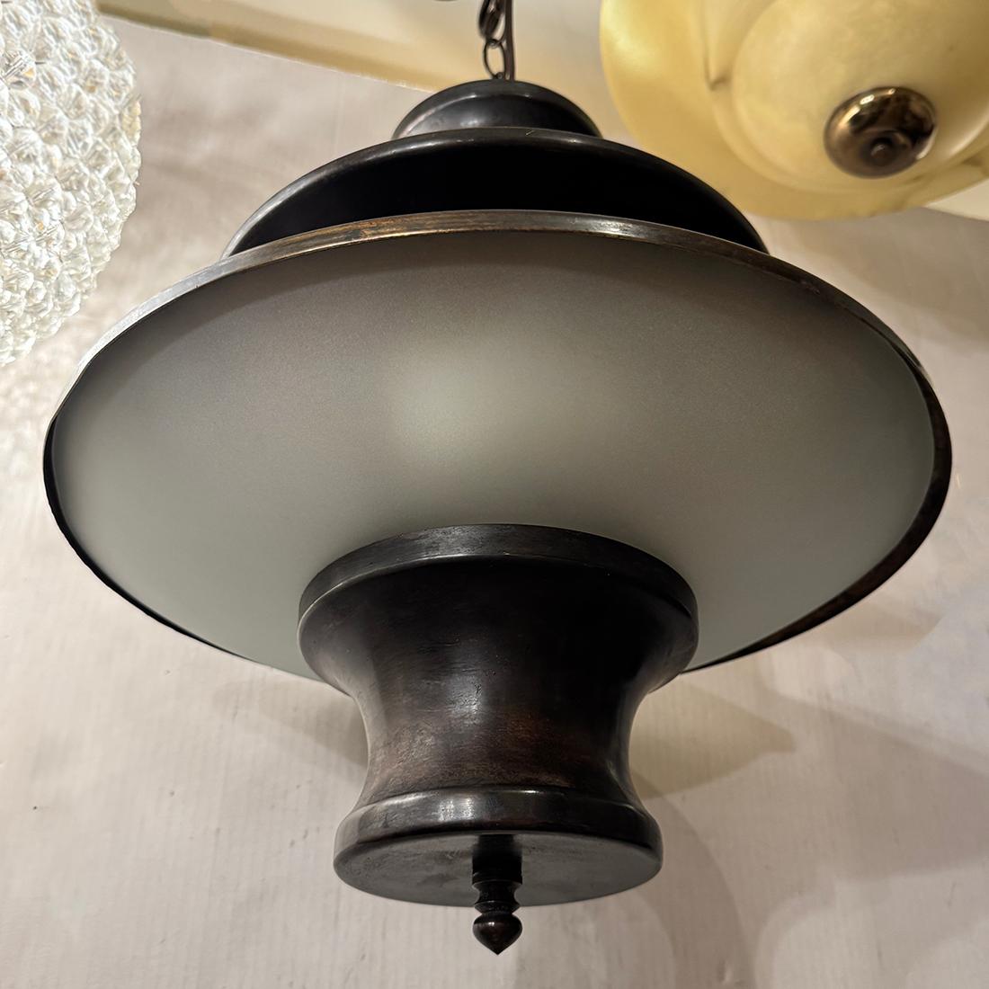 Un set di sei lampade italiane in bronzo patinato degli anni '50 circa con vetro smerigliato e luci interne. Venduto singolarmente.

Misure:
Diametro: 15
Caduta minima: 21