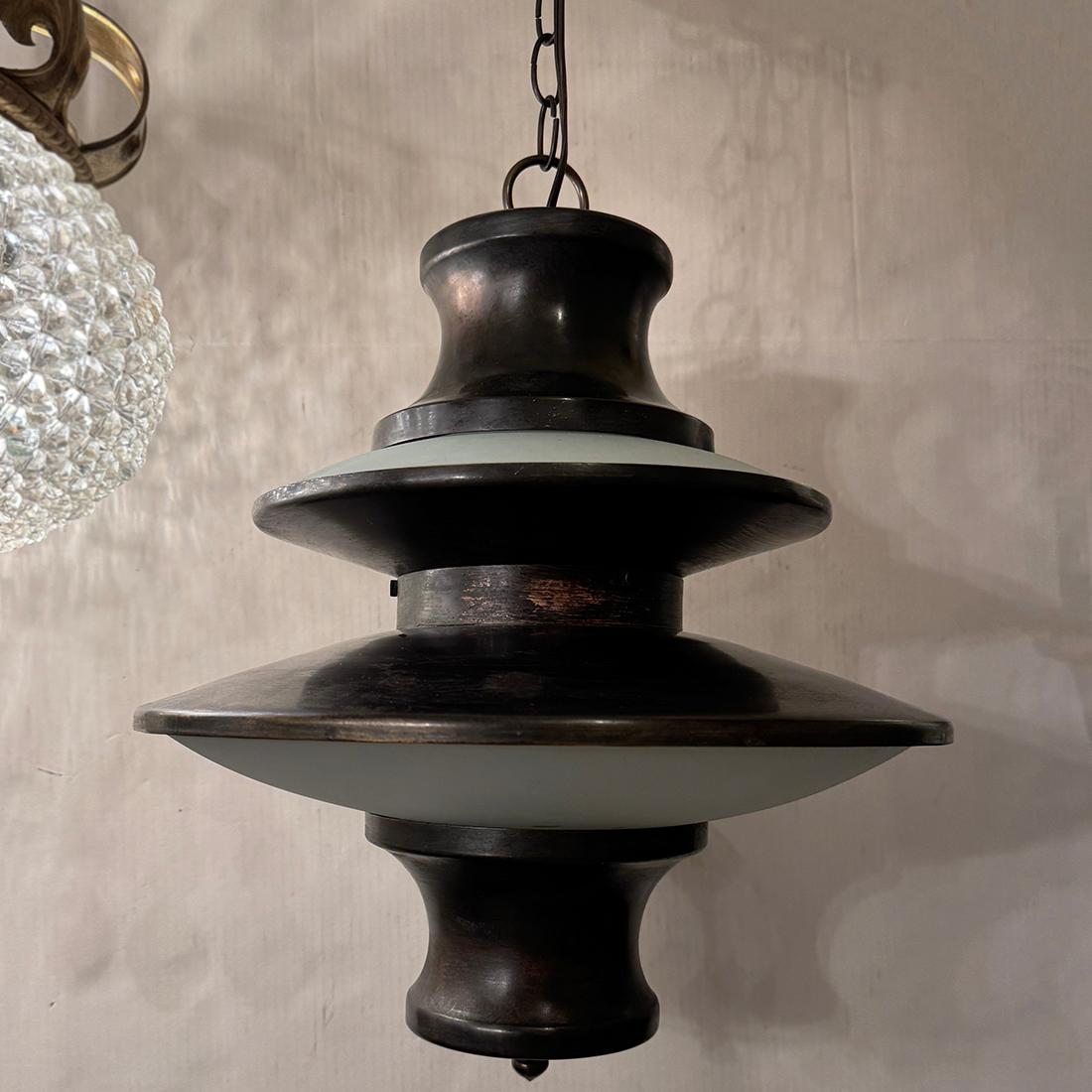Metà XX secolo Set di lampade in bronzo patinato del Medioevo, vendute singolarmente in vendita