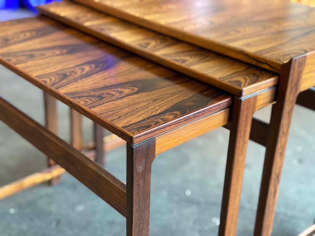 A particularly beautiful set of 3 nesting tables made of rosewood from the 1960s.
Worth highlighting here are the really nice grain and the nicely rising edge on the sides of the largest table. Perfect as a little 