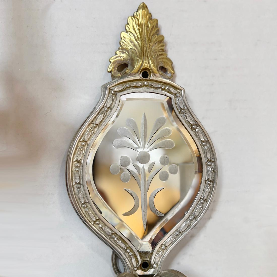Ensemble de 6 appliques anglaises en bronze argenté et doré datant des années 1920. Vendu par paire.

Mesures :
Hauteur : 13.5