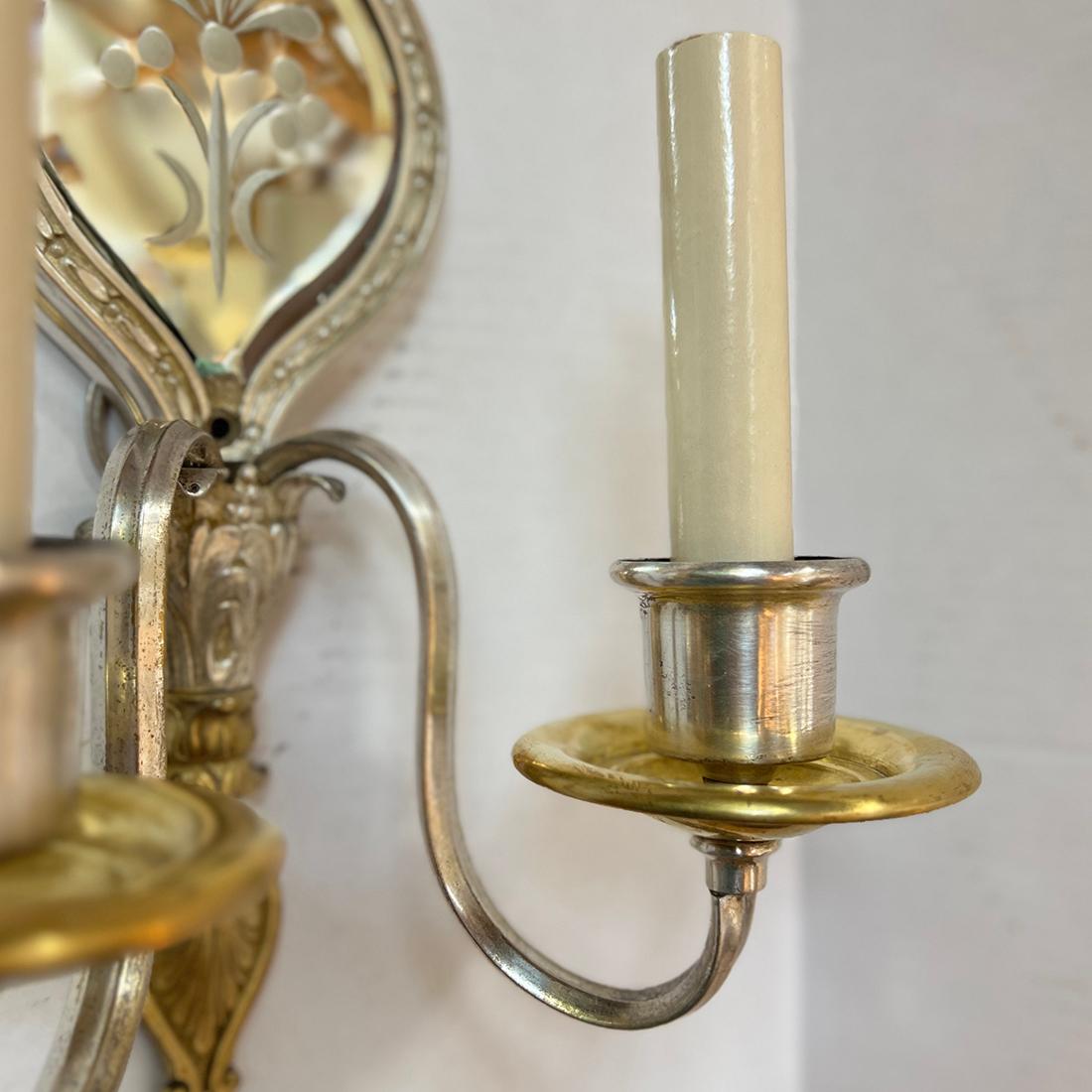 Ensemble d'appliques en miroir, vendu par paire Bon état - En vente à New York, NY