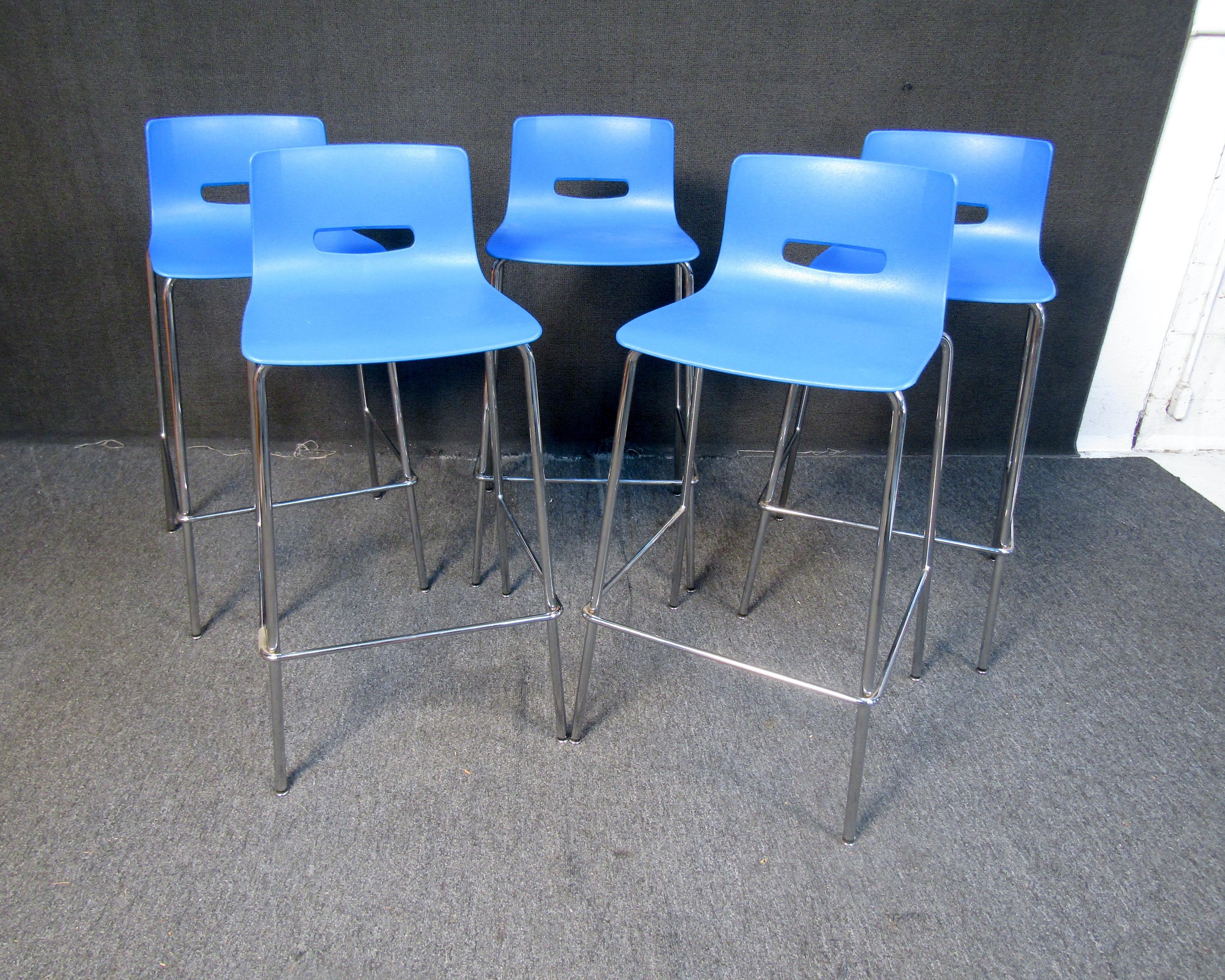 Satz von (5) eleganten zeitgenössischen blauen Barhockern. Diese Stühle verfügen über konturierte Rückenlehnen, hohe Metallbeine und Fußstützen. Wenn Sie eine Bar oder einen Stehtisch haben, der ein modernes Hockerset braucht, könnten diese Hocker