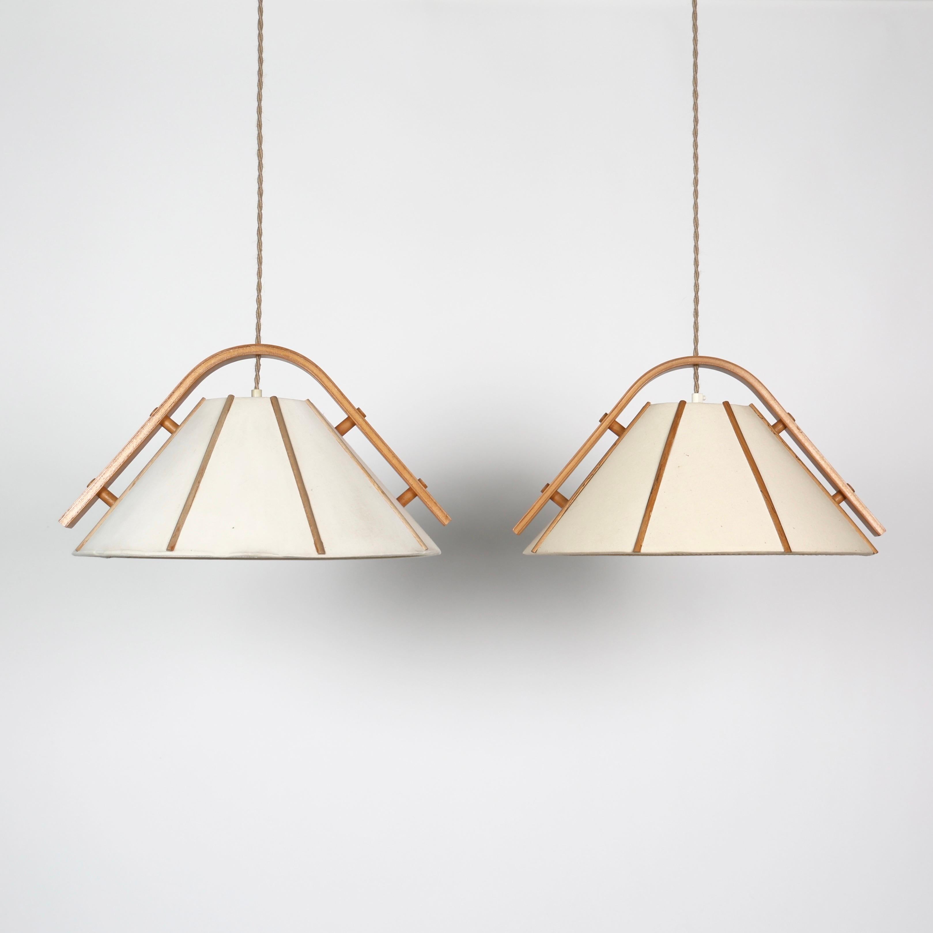Set di lampade a sospensione in legno di faggio curvato e tela disegnate da Jan Wickelgren negli anni '70 per Aneta Sweden. Una luce scandinava per un bellissimo spazio.

* Un set (2) di lampade a sospensione in impiallacciatura di faggio curvato e