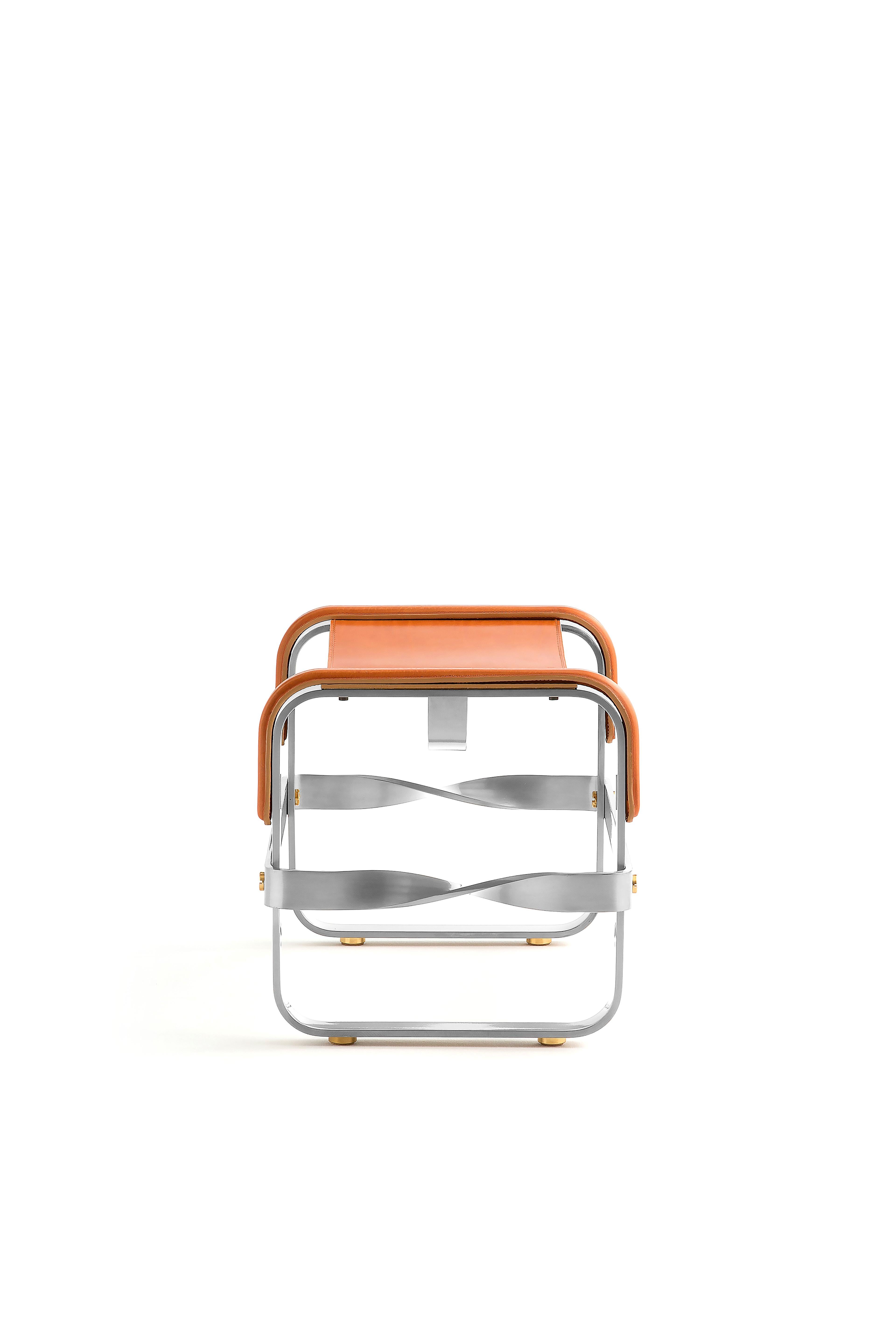 Handgefertigte Contemporary Chaise Lounge & Fußhocker Silberner Stahl & Tabakleder (Moderne) im Angebot