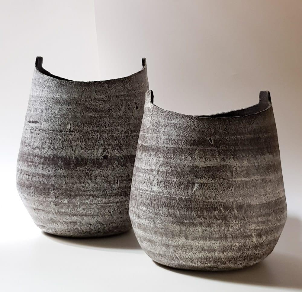 Un ensemble original de pièces primaires d'Artistics de la grande artiste grecque Elena Vasilantonaki.
Les pièces sont construites entièrement à la main avec la technique de l'enroulement, dans une variété d'argiles de grès, rouge, noir, blanc,