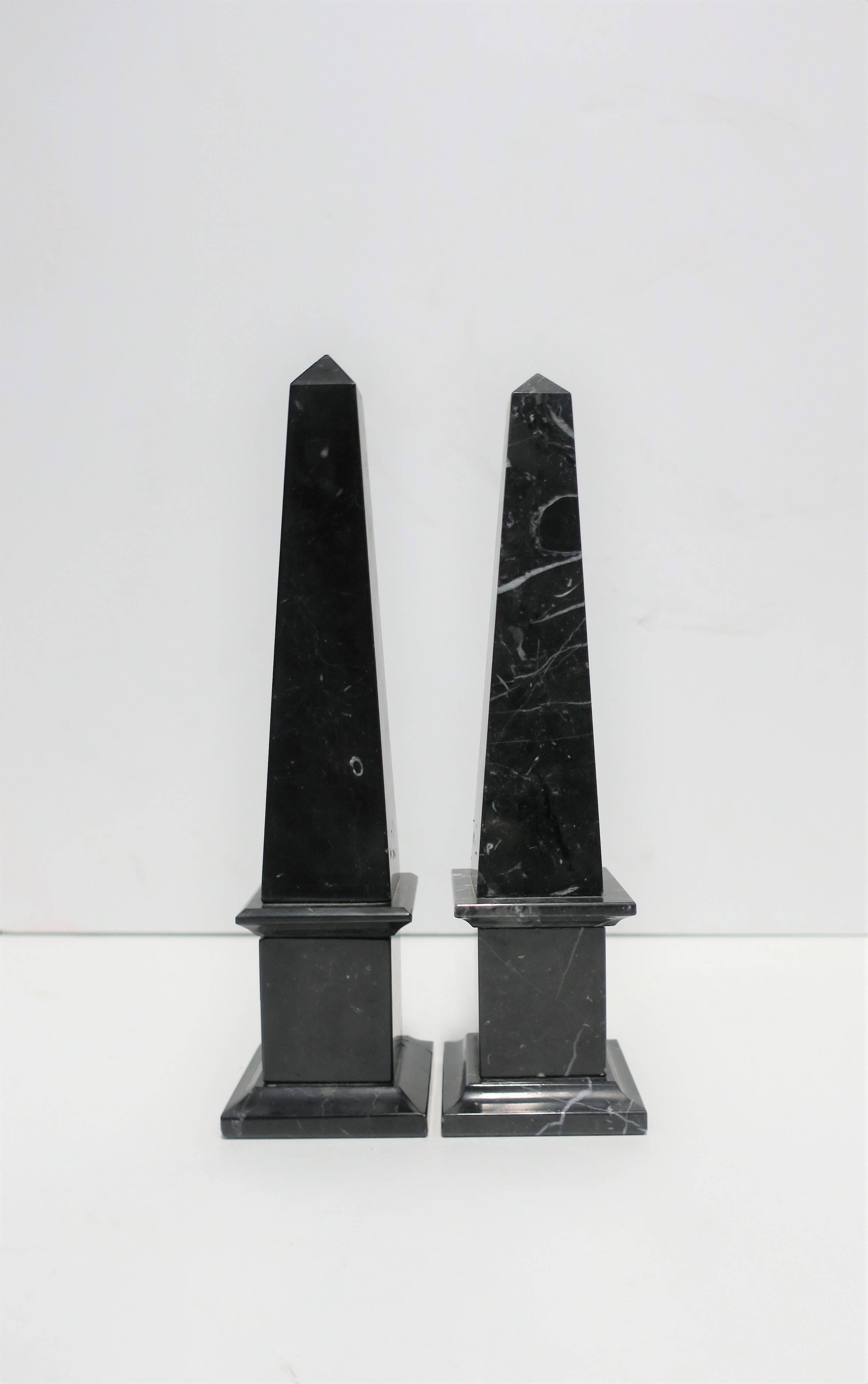 Pair of Italian Modern Black and White Marble Obelisks In Good Condition In New York, NY