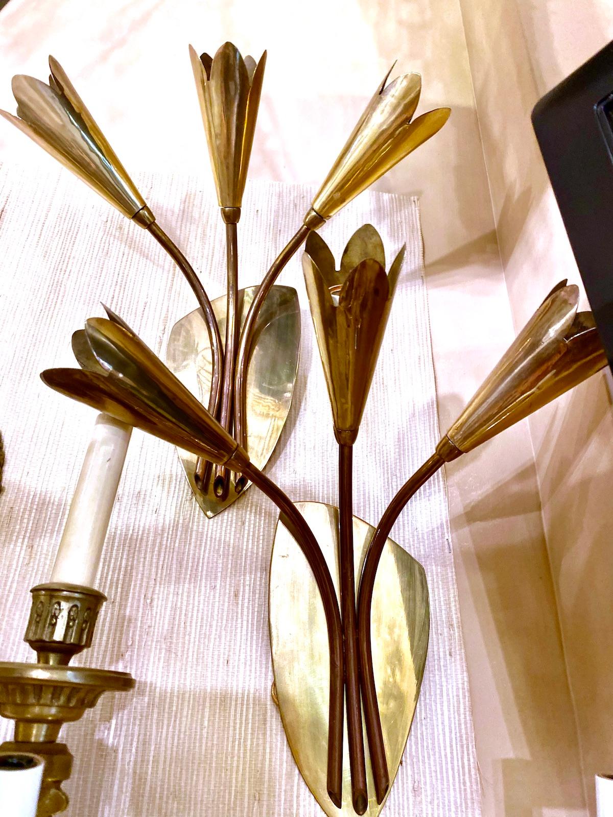Satz von vier italienischen vergoldeten Bronzewandleuchtern aus den 1960er Jahren mit je 3 Leuchten. Verkauft pro Paar.

Abmessungen:
Höhe: 14