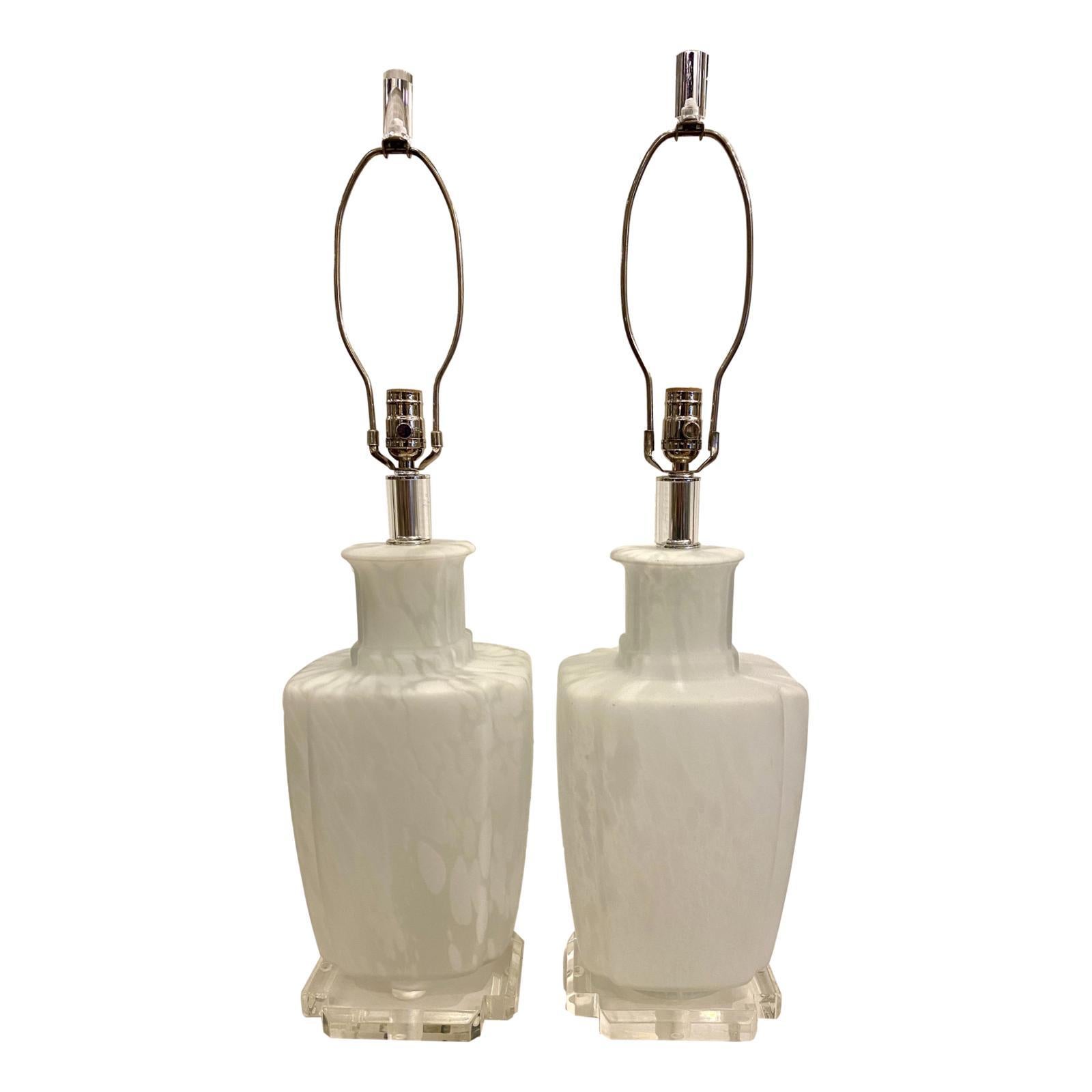 A set of four circa 1960s Italian white speckled glass table lamps with Lucite bases. Sold per pair.

Measurements:
Height of body 18.5?
Height to shade rest 31