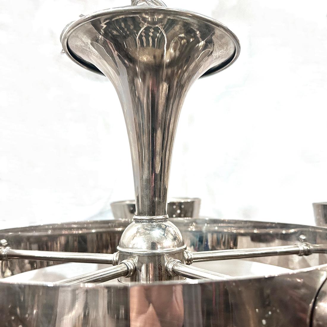 Un set di quattro lampade a cinque bracci nichelate italiane degli anni '60 circa con inserti in vetro smerigliato. Venduto singolarmente.

Misure:
Caduta attuale: 18
Diametro: 28