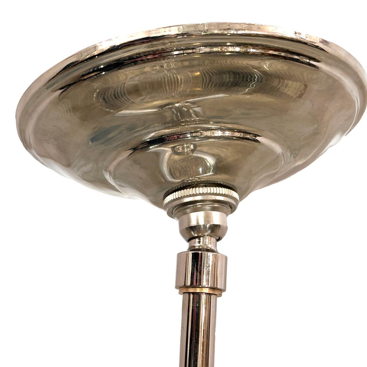 Un set di tredici lampadari in vetro modellato in stile moderno della metà degli anni '60 circa con 3 luci interne ciascuno. Venduto singolarmente.

Misure:
Diametro: 18