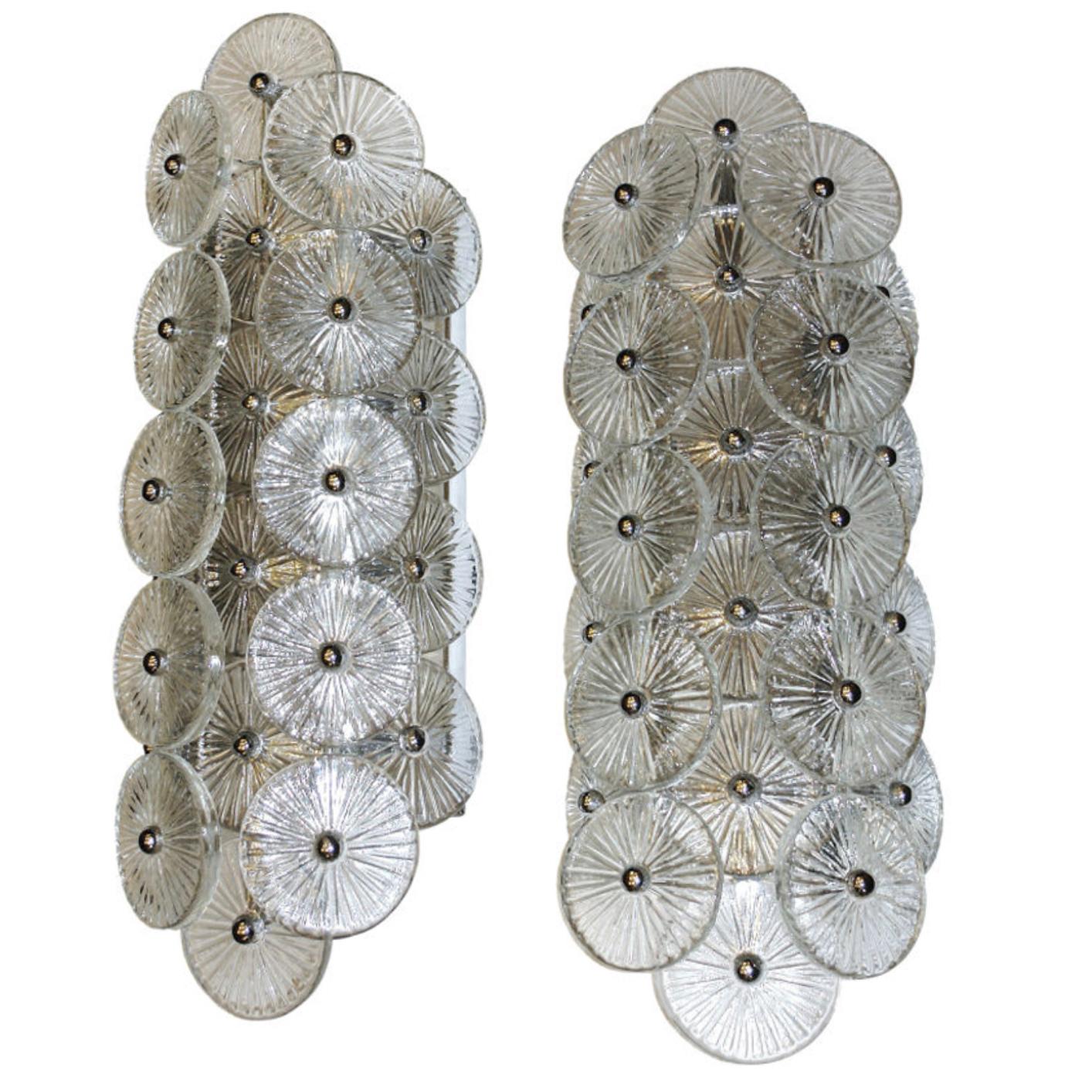 Set di quattro applique italiane in vetro stampato degli anni '60 circa con 2 luci interne. Venduto in coppia.

Misure:
Altezza: 20