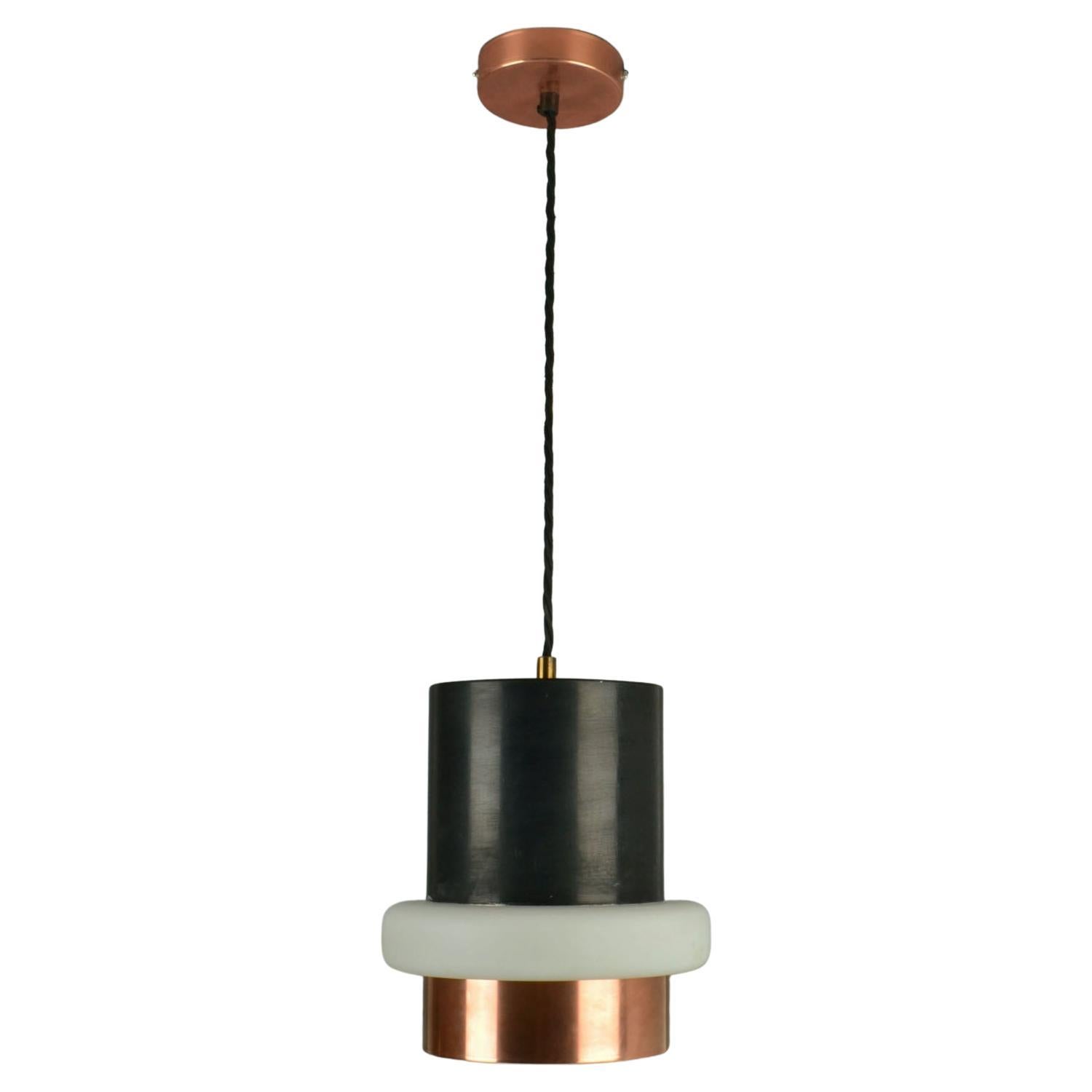 Pareja modernista de lámparas colgantes Philips modelo Locarno, diseñadas por Louis Kalff para el importante fabricante holandés de iluminación Philips, hacia 1960. Fabricada con materiales de te, la estructura cilíndrica superior de metal lacado en