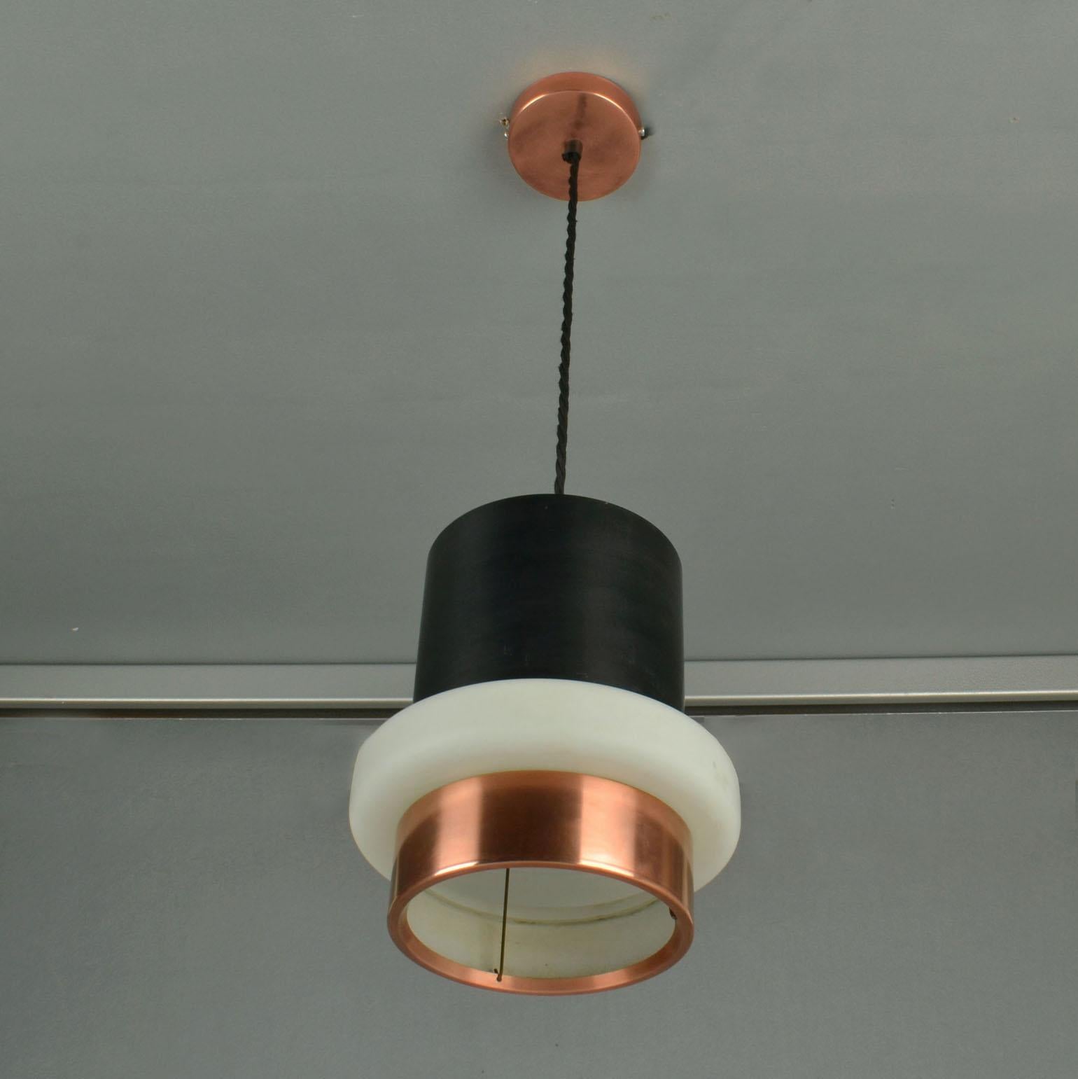 Pareja de colgantes modernistas de metal negro, cobre y cristal de Philips Años 60 Holandés en venta