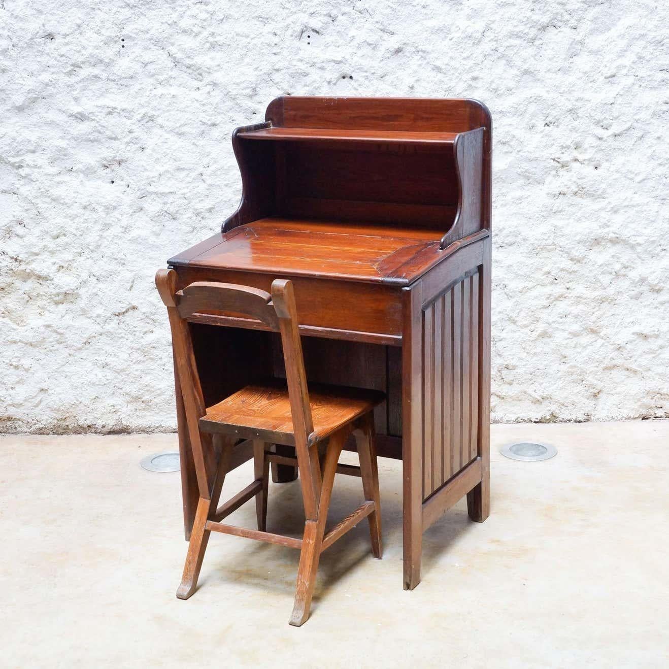 Ensemble de chaise et table à écrire d'un fabricant espagnol inconnu, vers le début du 20e siècle.    En état d'origine, avec une usure mineure conforme à l'âge et à l'utilisation, préservant une belle patine.    Matériau :  Bois    Dimensions : 