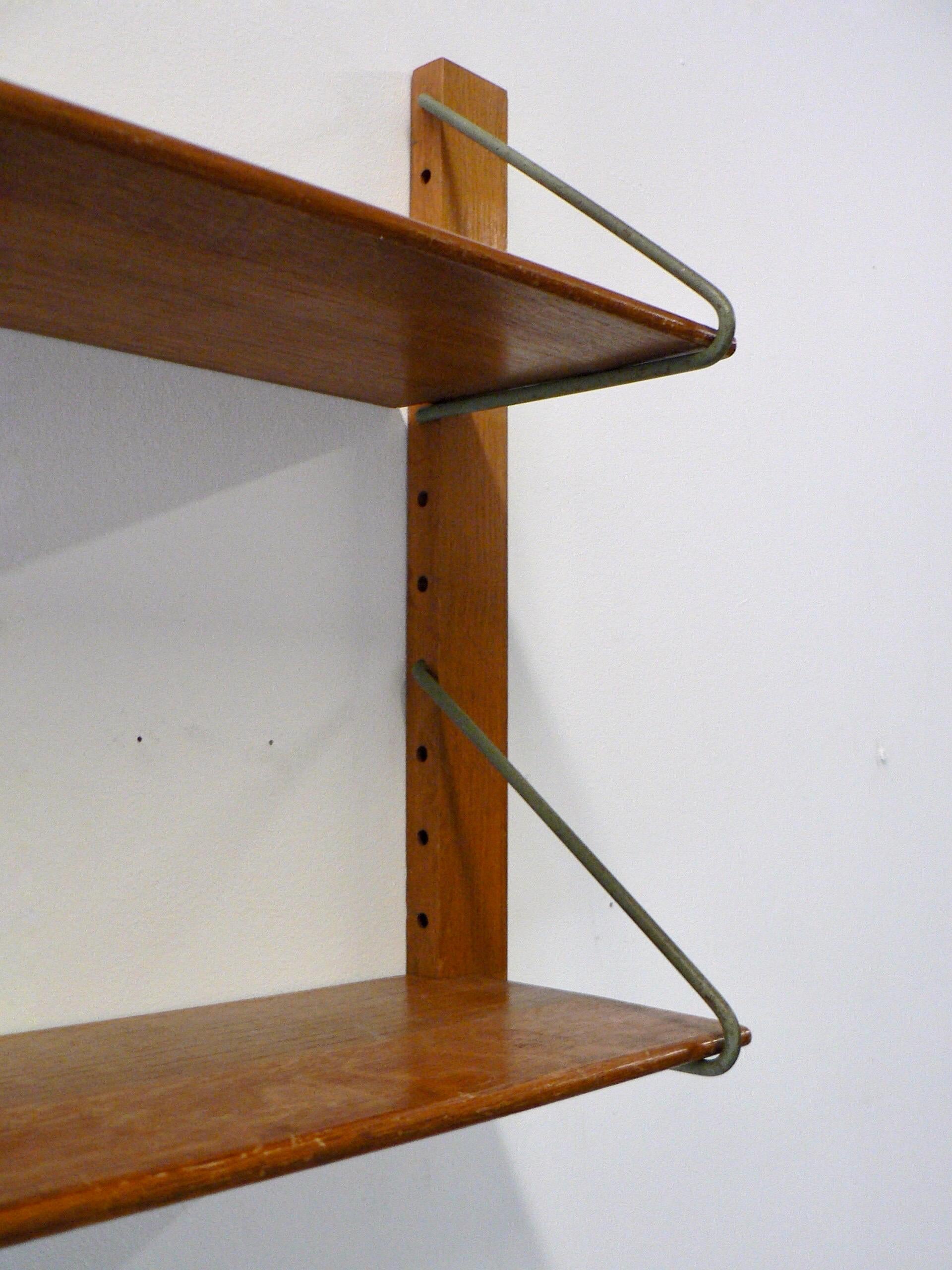 Vintage set of shelves  from the 1950s. 
Featuring four shelves in golden oak and three solid oak et steel supports.  

Well-preserved condition. steel original green paint.