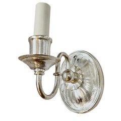 Set mit einer Leuchte aus geformtem Glas. Verkauft in Paaren
