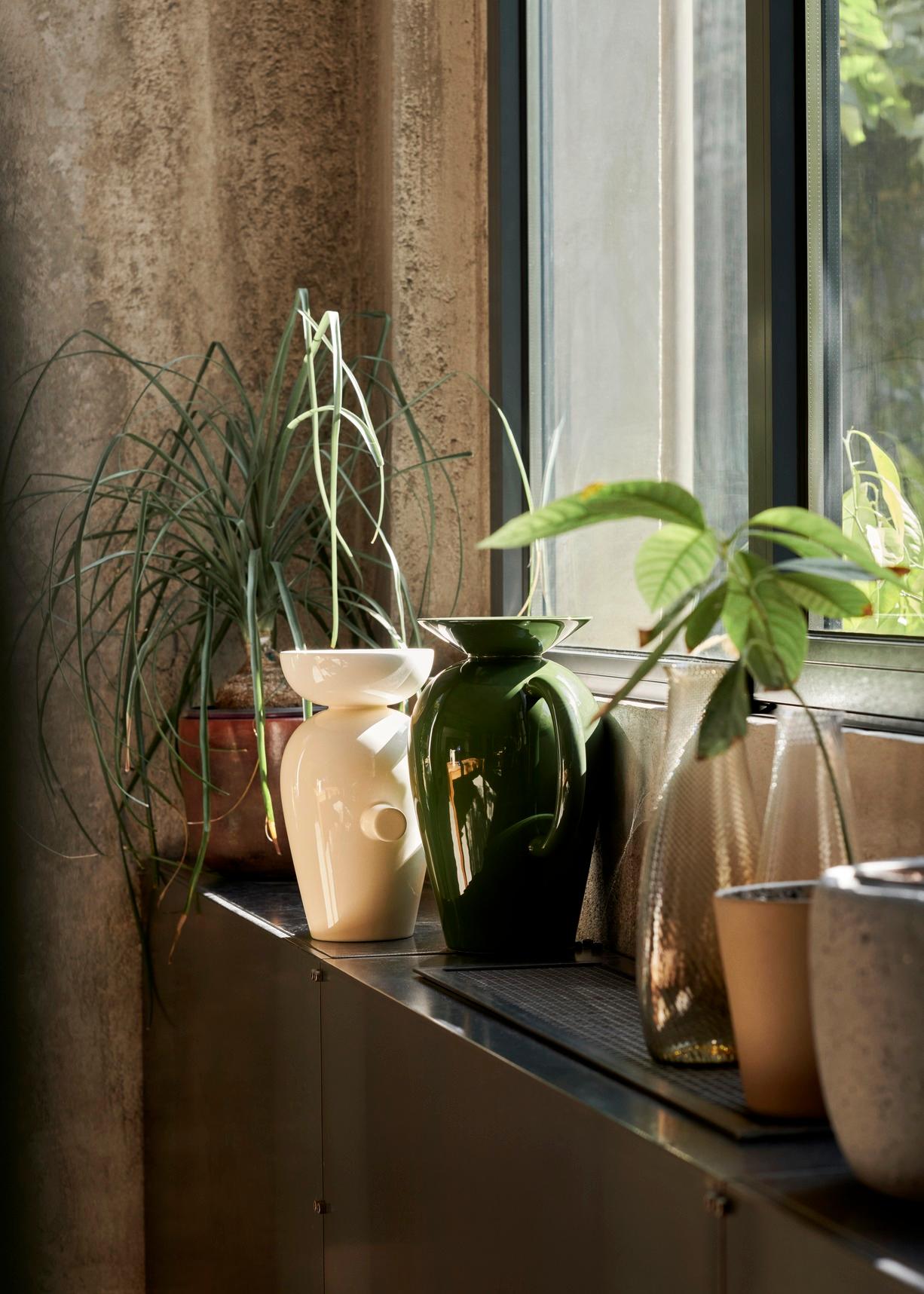 Le forme scultoree di ogni vaso Momento possono essere spesso identificate nei dipinti di Hayon; i due pezzi distinti presentano un'identità grafica forte e giocosa. Entrambi ugualmente iconici nella forma, il JH40 è disponibile in un morbido color