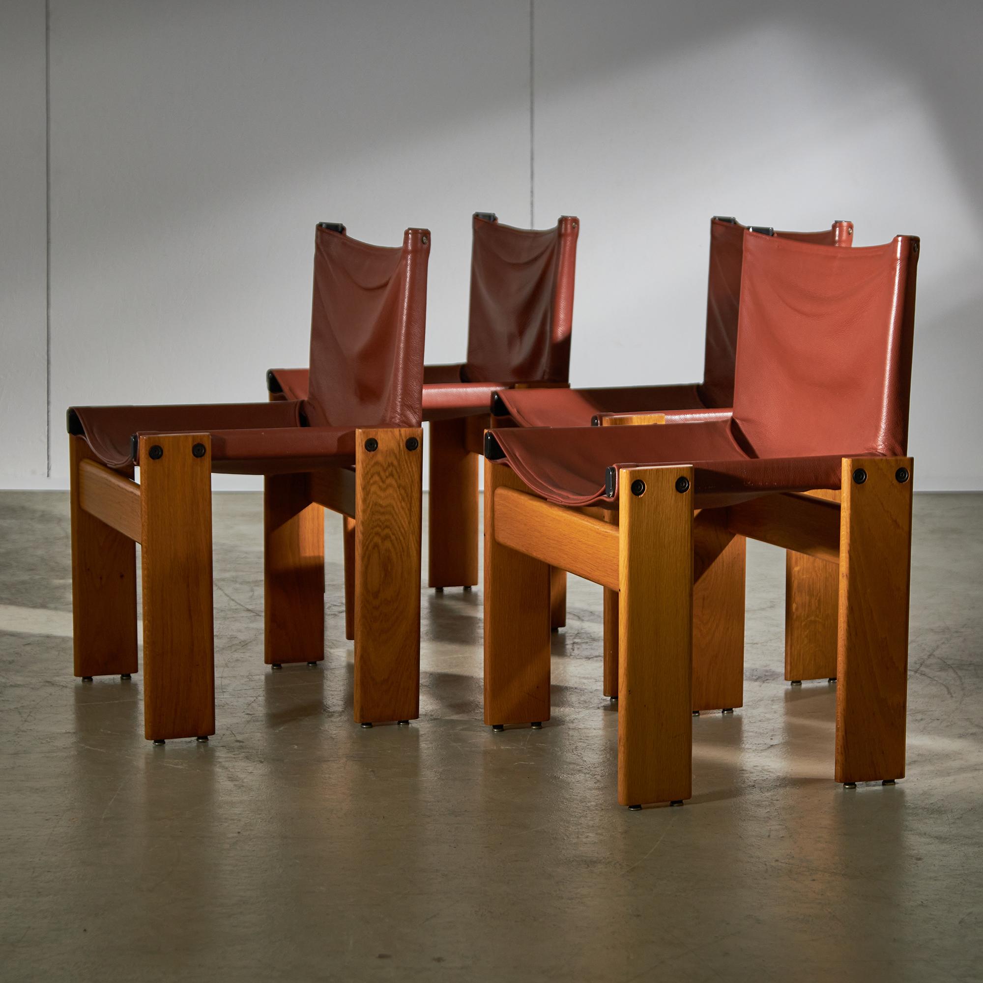 Le forme sono sempre state un punto focale nel lavoro del duo di designer Afra & Tobia Scarpa. Eleganza non è uno svantaggio, anzi, permette di ottenere eleganza grazie all'uso di design semplici e materiali naturali. Le sedie Monk, realizzate nel