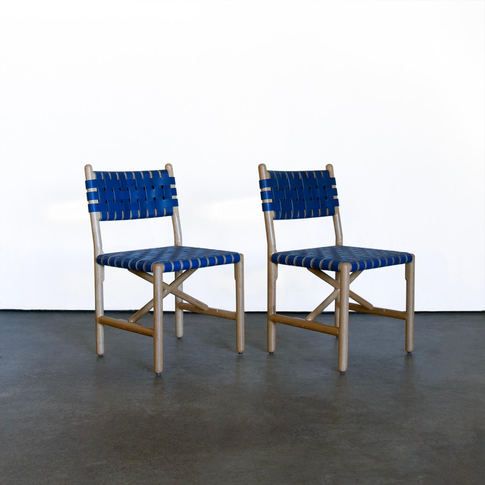 Este anuncio es para dos sillas de oficina y acento Montgomery de Crump and Kwash 

Estructura de roble blanco macizo moldeada a mano / acabado acrílico / asiento y respaldo de cuero azul tejido a mano / deslizadores de nailon

20″an x 21″d x