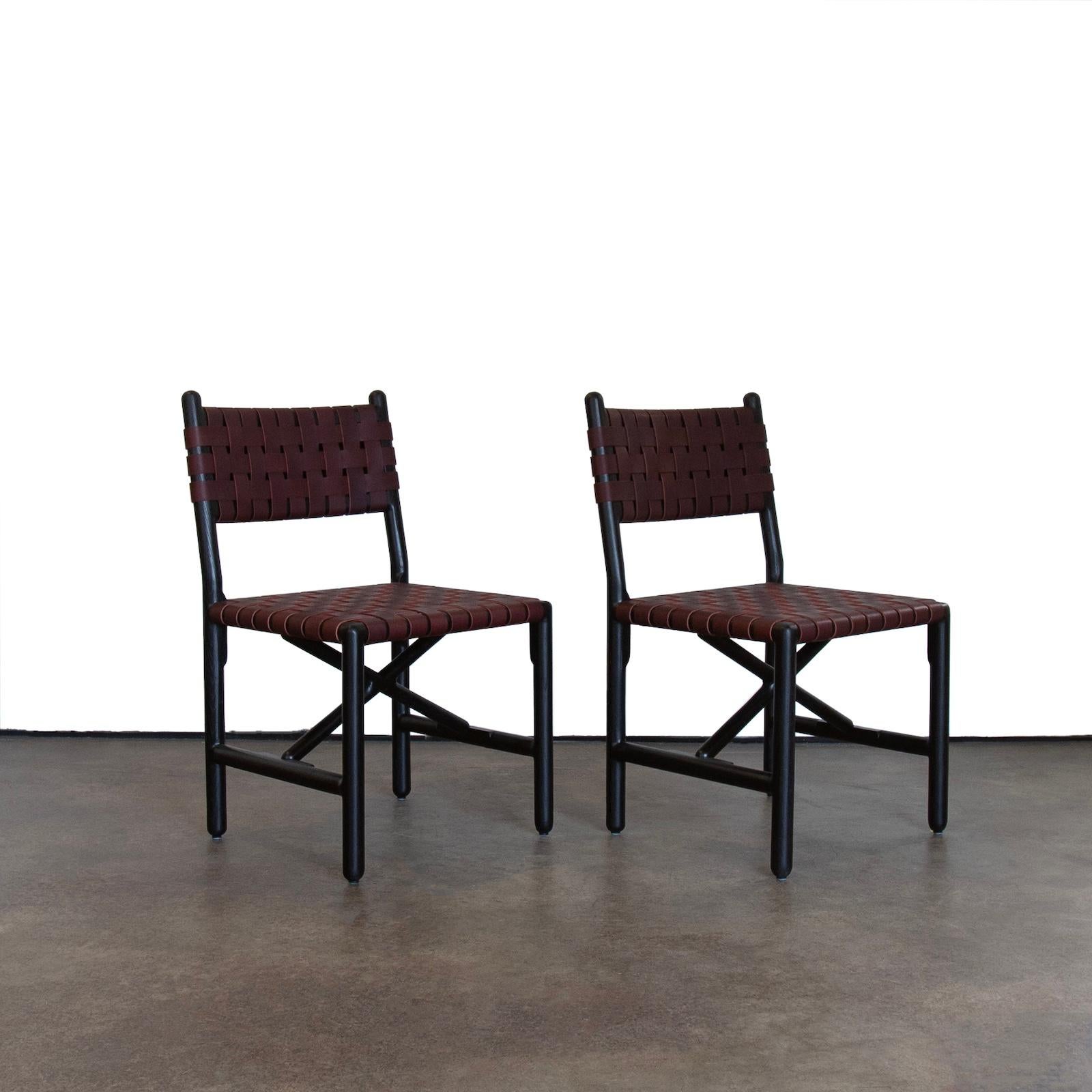 Cette annonce concerne deux chaises Montgomery de Crump and Kwash. 

Structure en chêne massif noirci façonnée à la main / finition acrylique / assise et dossier en cuir merlot tressé à la main / patins en nylon

20″w x 21″d x 34″h
Hauteur d'assise