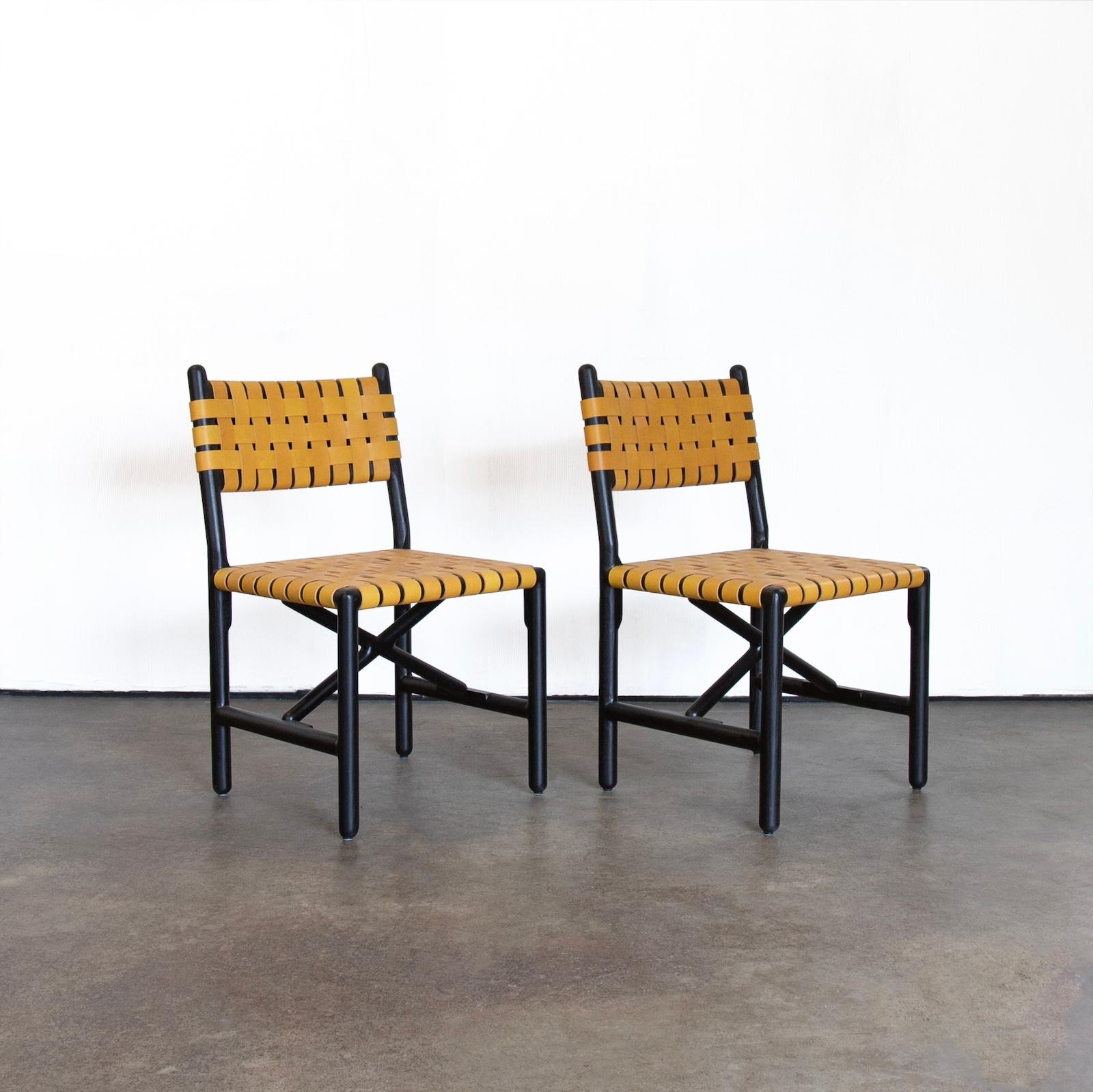 Cette annonce concerne deux chaises Montgomery de Crump and Kwash. 

Structure en chêne massif noirci façonnée à la main / finition acrylique / assise et dossier en cuir de tournesol tissé à la main / patins en nylon

20″w x 21″d x 34″h
Hauteur