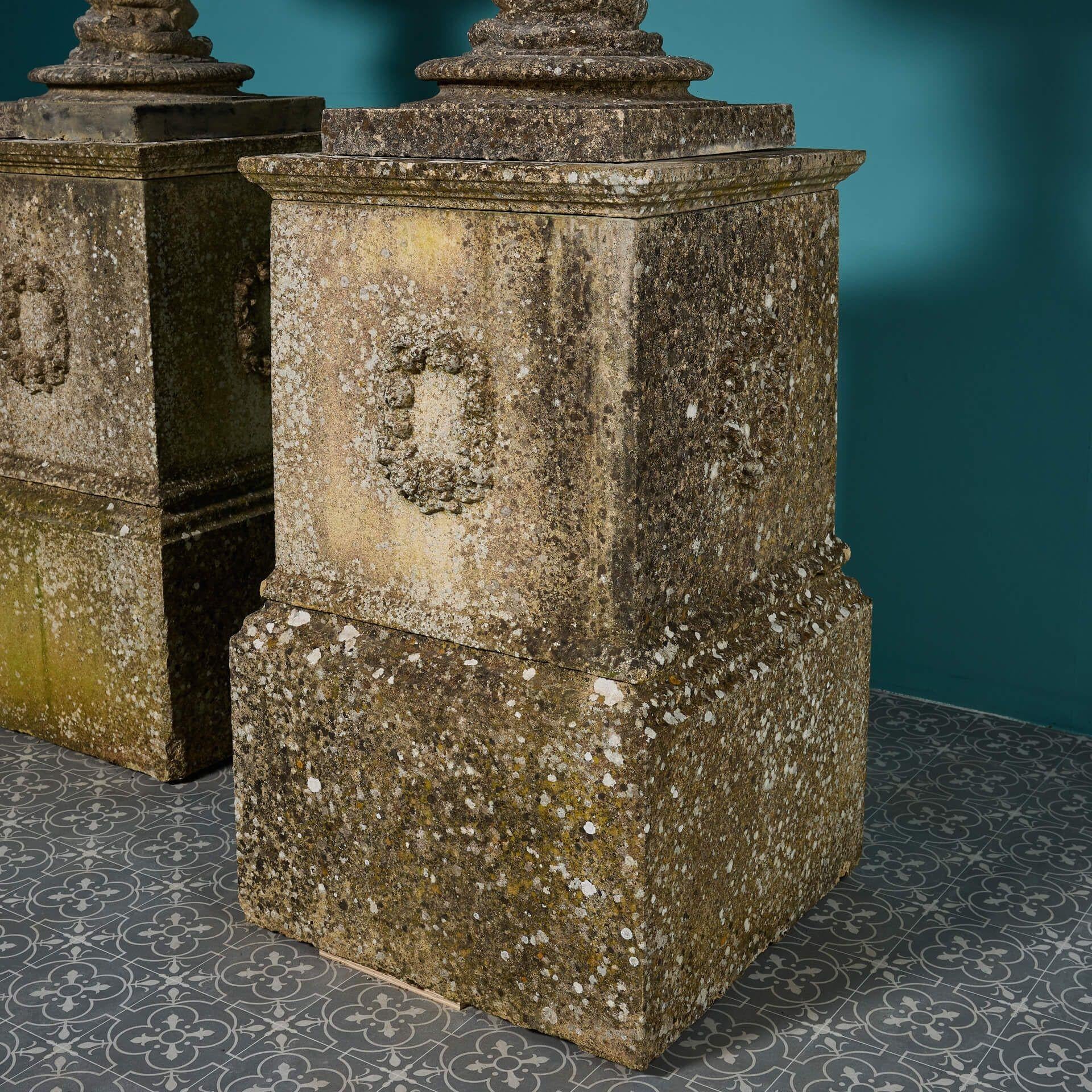 Set di urne da giardino monumentali in stile neoclassico inglese, alte 2,38 m e sottoposte alle intemperie in vendita 3